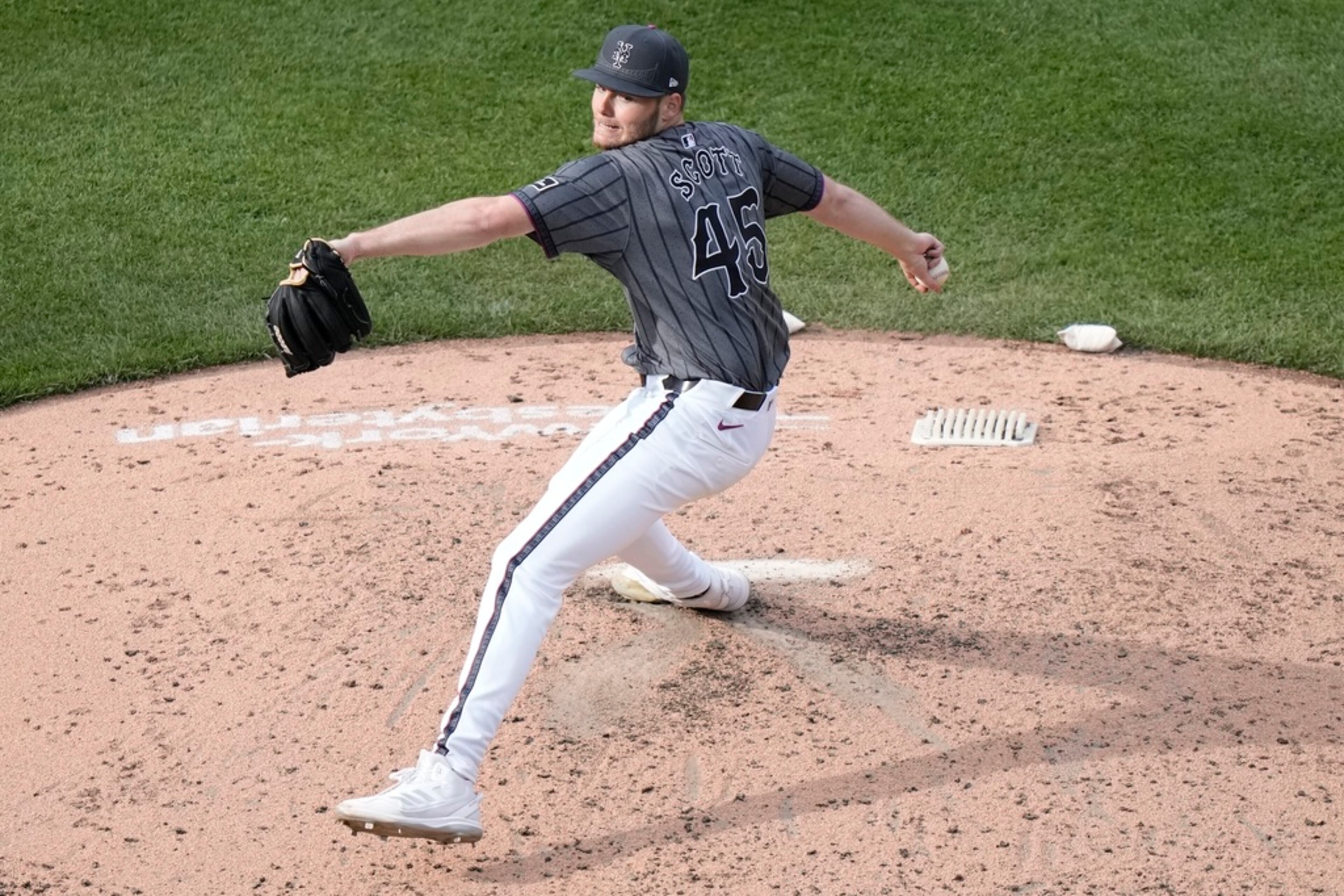 New York Mets' Christian Scott pitches during the fifth inning of a baseball game against the Atlanta Braves, Saturday, May 11, 2024, in New York. (AP Photo/Frank Franklin II)