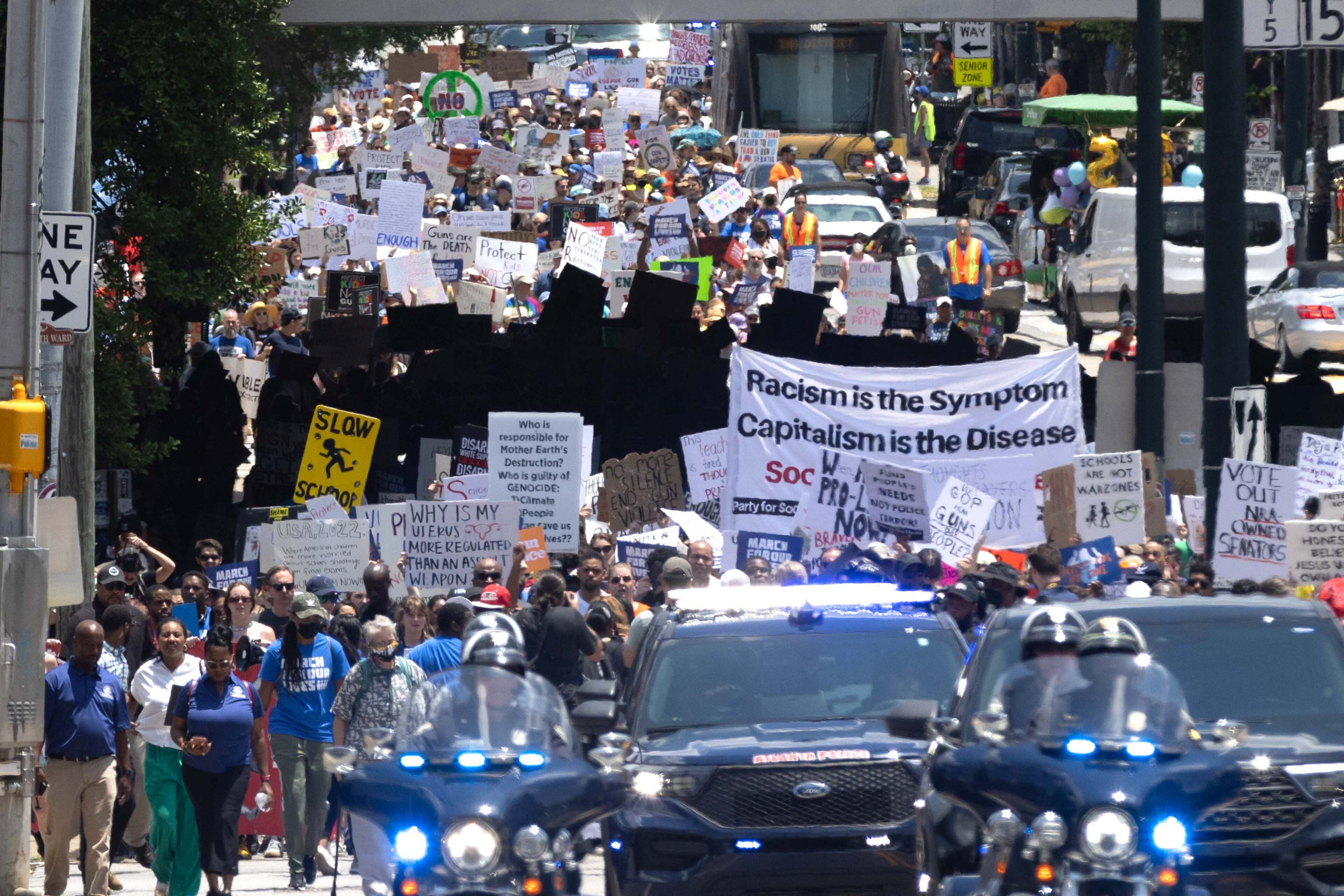 A large crowd leaves Ebenezer Baptist Church and heads down Edgewood Avenue toward Woodruff Park during the March for Our Lives in Atlanta on Saturday, June 11, 2022. (Steve Schaefer / steve.schaefer@ajc.com)