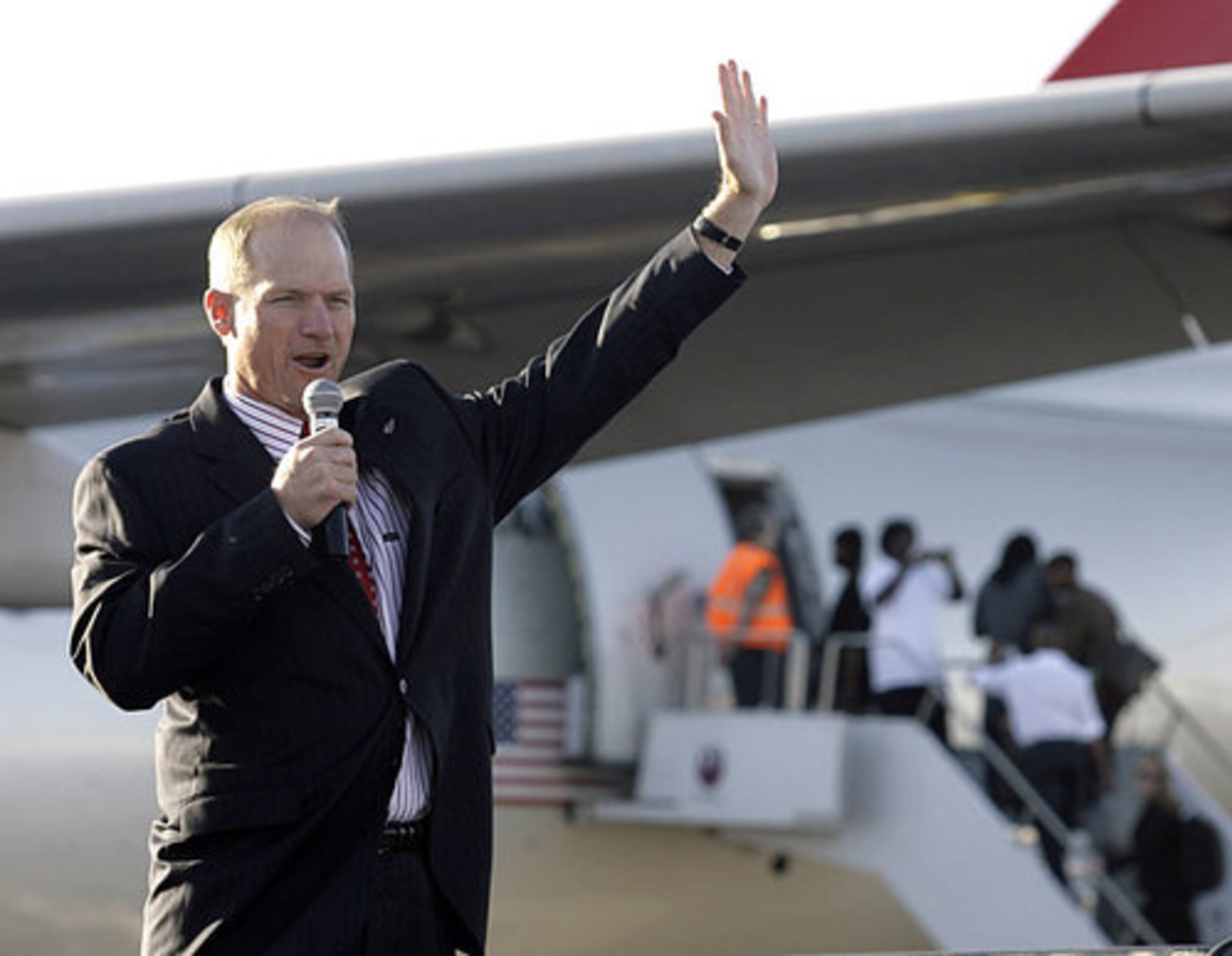 CARDINALS HEAD COACH KEN WHISENHUNT - Whisenhunt, 46, is married with two children.