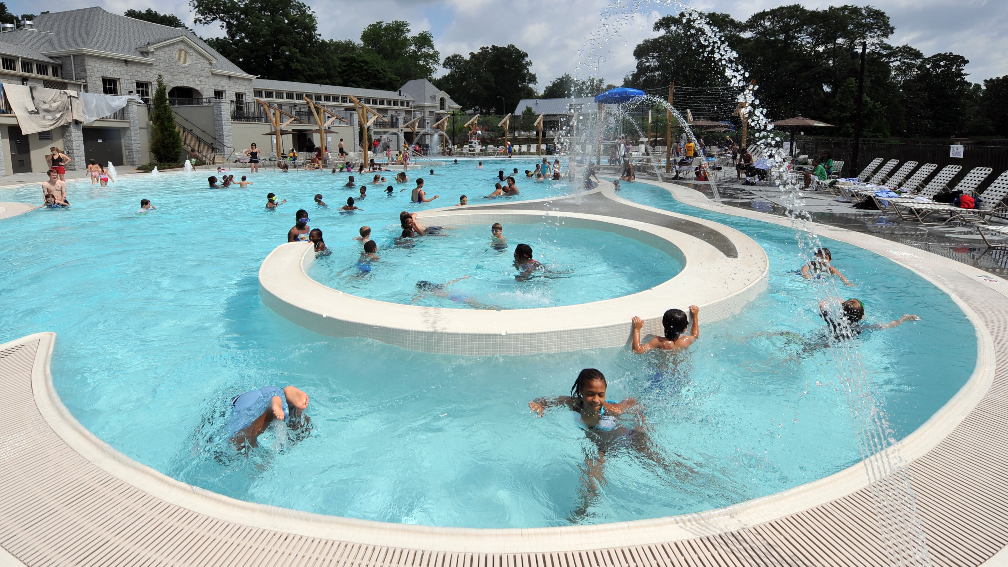 Piedmont Park Aquatic Center in summer 2009. BRANT SANDERLIN / bsanderlin@ajc.com