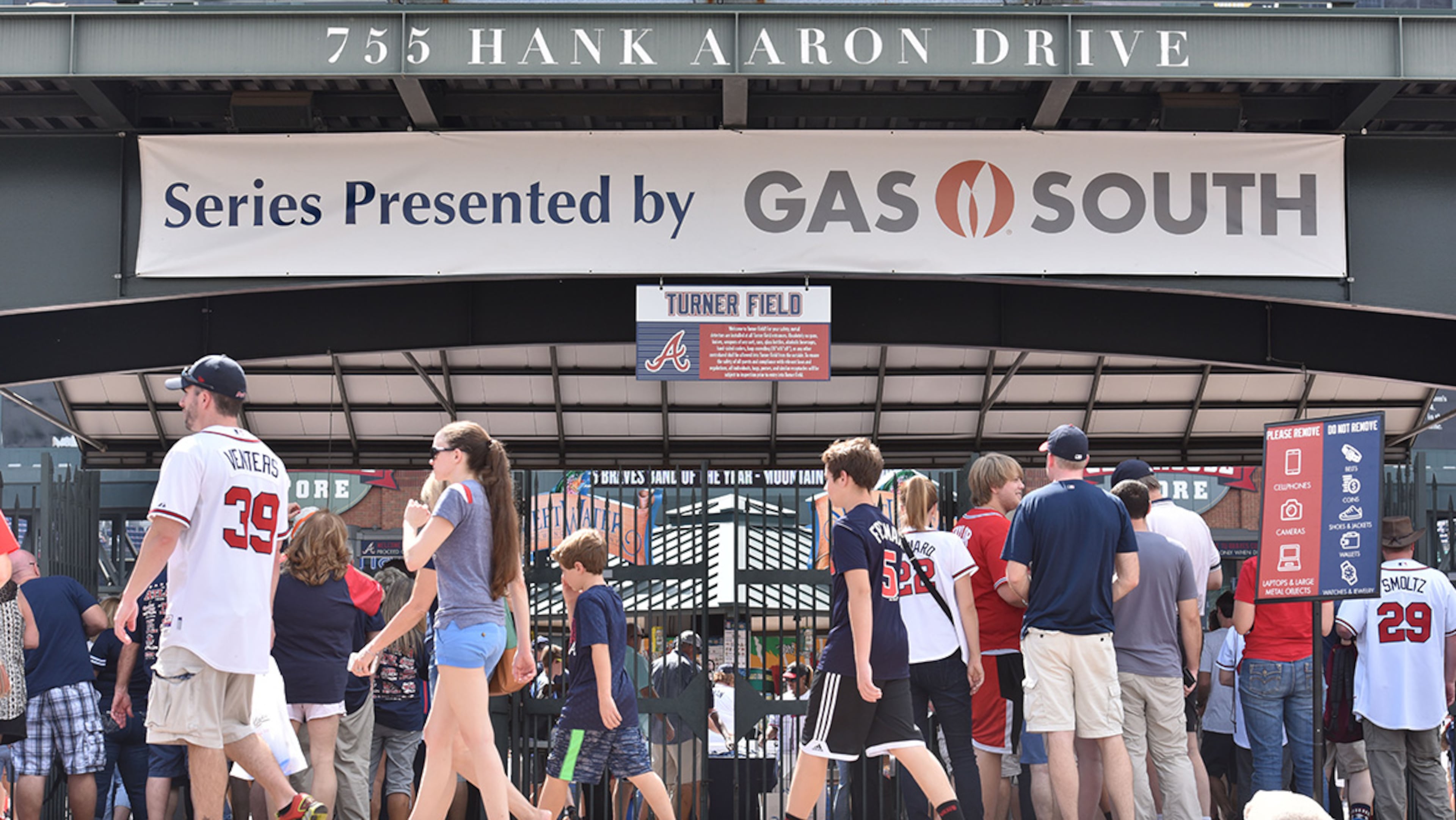 October 2, 2016 Atlanta - Fans before the final Atlanta Braves game against the Detroit Tigers at Turner Field on Sunday, October 2, 2016. HYOSUB SHIN / HSHIN@AJC.COM