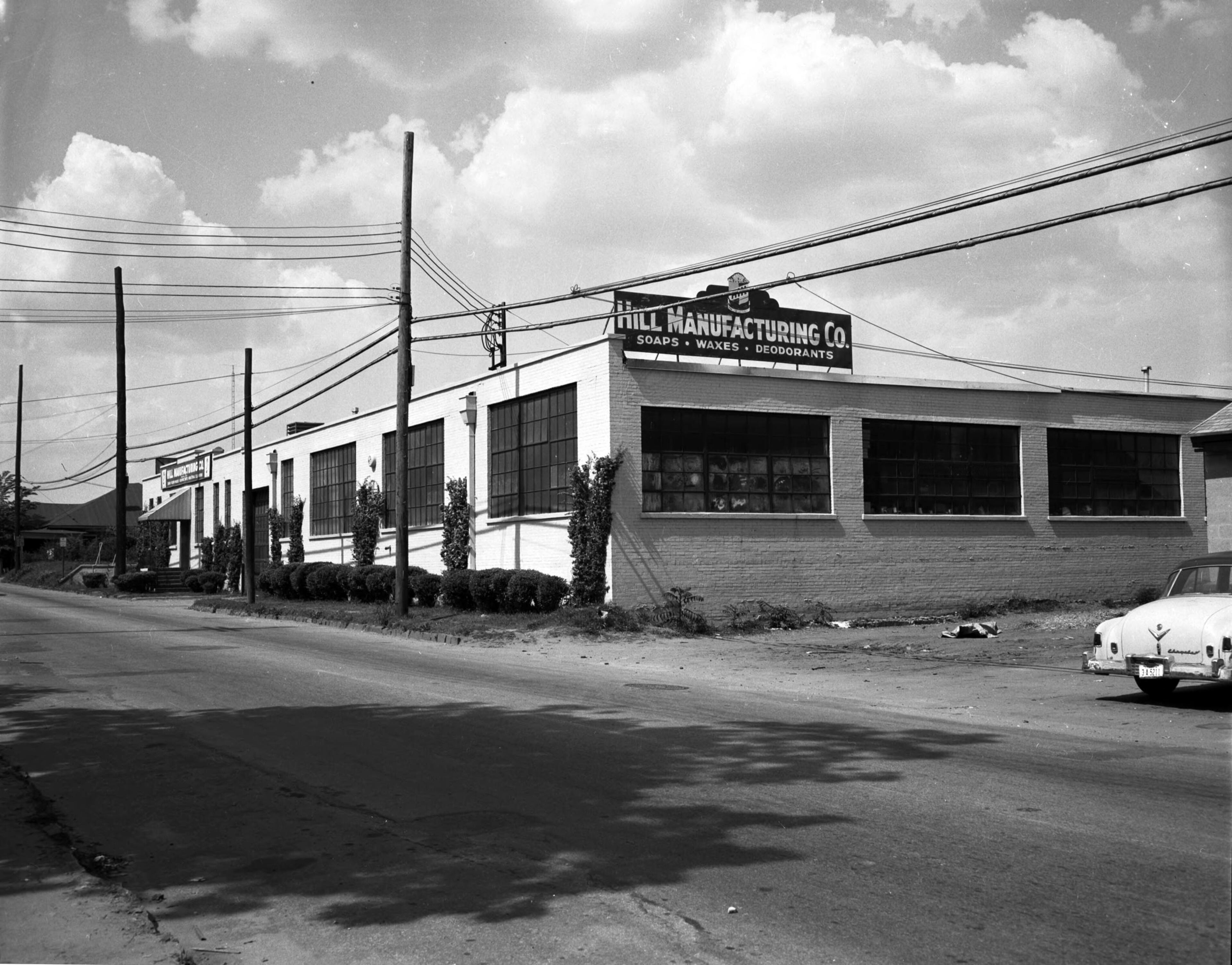 A closer look at the Hill Manufacturing Company warehouse at 1500 Jonesboro Road in April 1959. N06-166_03, Tracy O'Neal Photographic Collection, 1923-1975, Photographic Collection. Special Collections and Archives, Georgia State University.