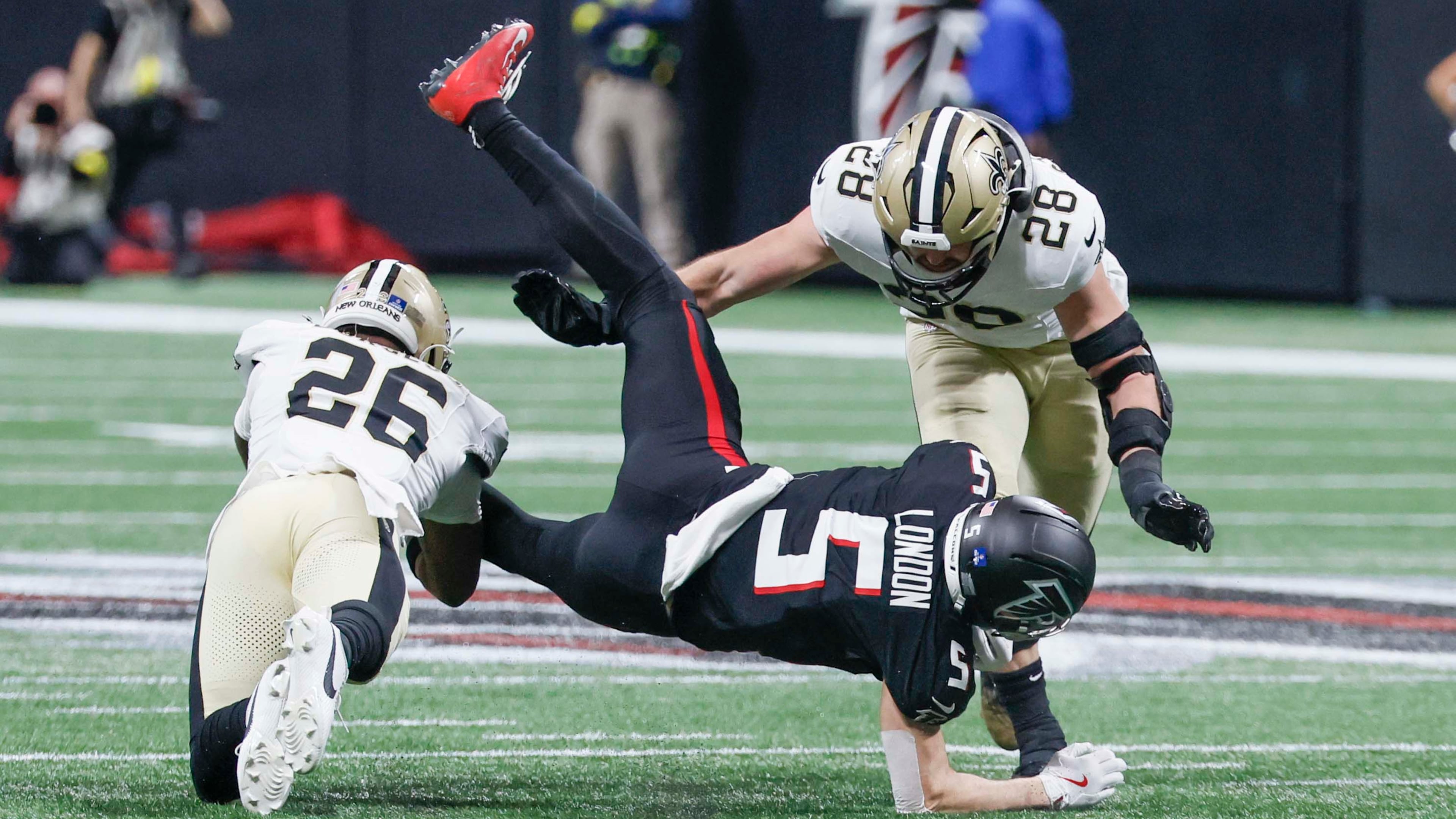 Falcons wide receiver Drake London (center) lands to the ground after a catch against the Saints at Mercedes-Benz Stadium on Sunday, Jan. 4, 2026. Atlanta takes on New Orleans in Week 4. (Miguel Martinez/AJC)