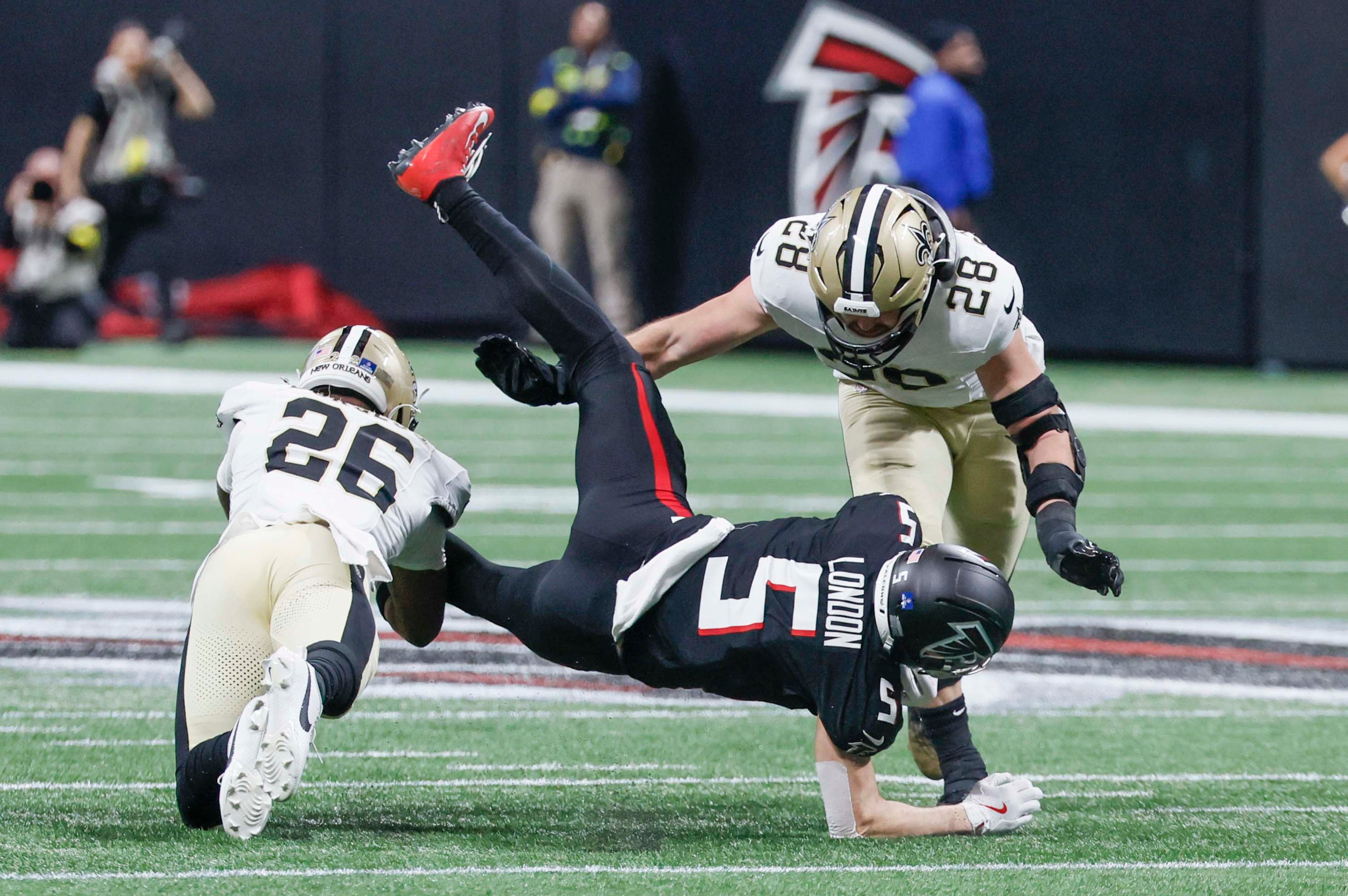 Falcons wide receiver Drake London (center) lands to the ground after a catch against the Saints at Mercedes-Benz Stadium on Sunday, Jan. 4, 2026. Atlanta takes on New Orleans in Week 4. (Miguel Martinez/AJC)