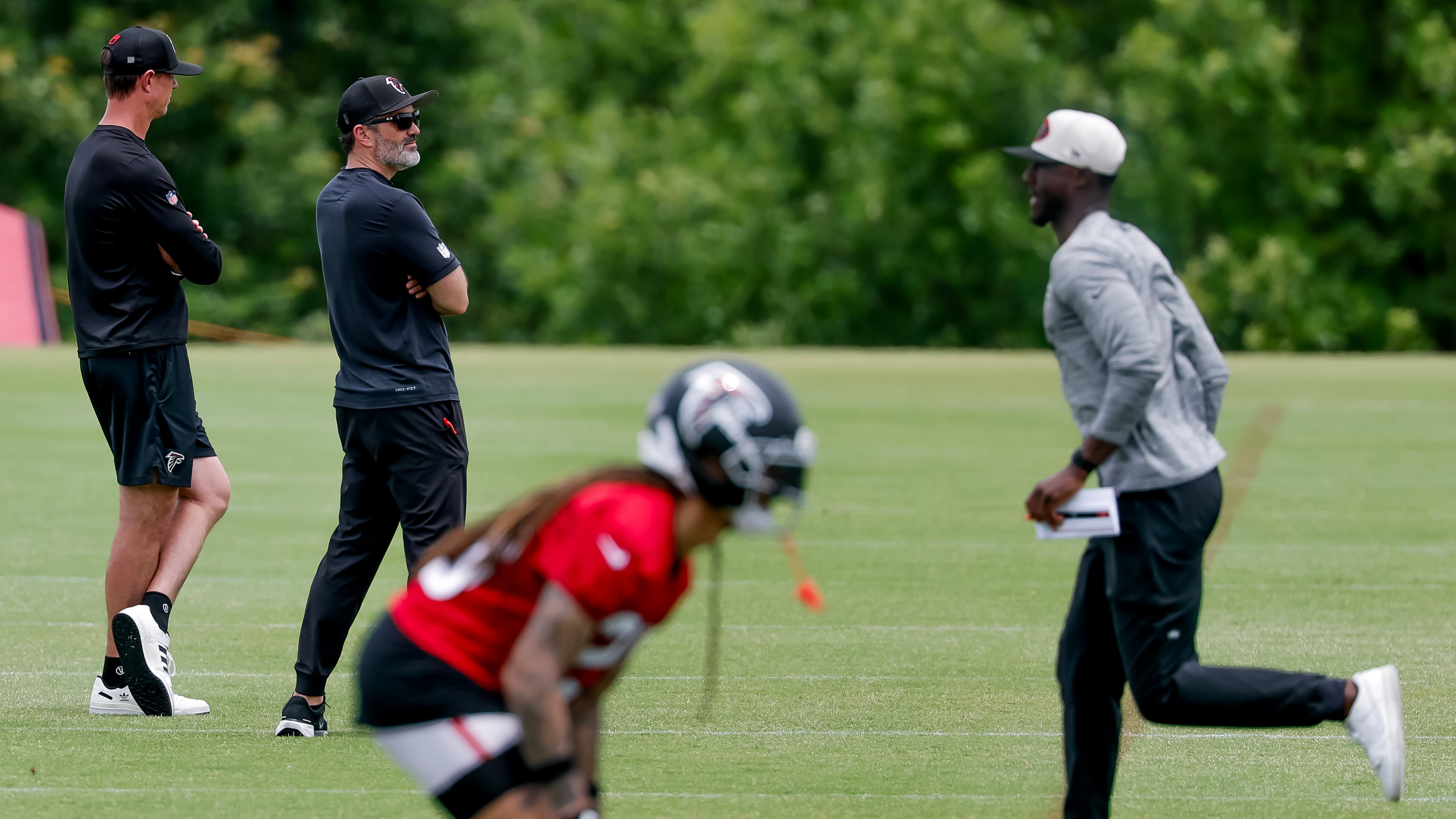 Head Coach Kevin Stefanski (second from left) during Atlanta Falcons practice, Monday, June 8, 2026, in Flowery Branch, Ga. (Erik S. Lesser for the AJC)