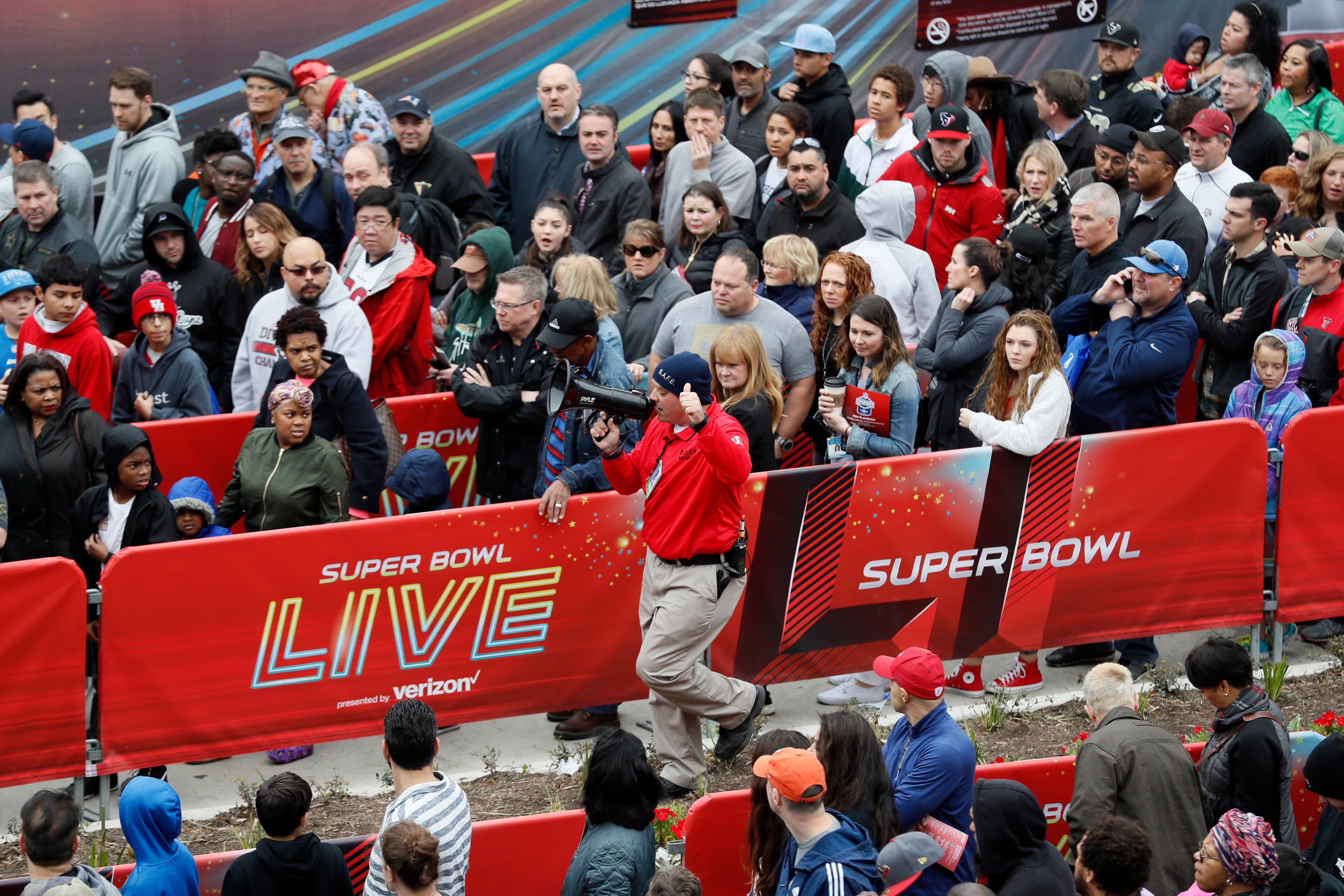 Feb. 4, 2017 - Houston - Fans crowd into the line to get into the NFL Experience in Houston. Activity around the NFL Experience and the George R. Brown Convention Center on Saturday Feb. 4, 2017, in Houston. BOB ANDRES /BANDRES@AJC.COM