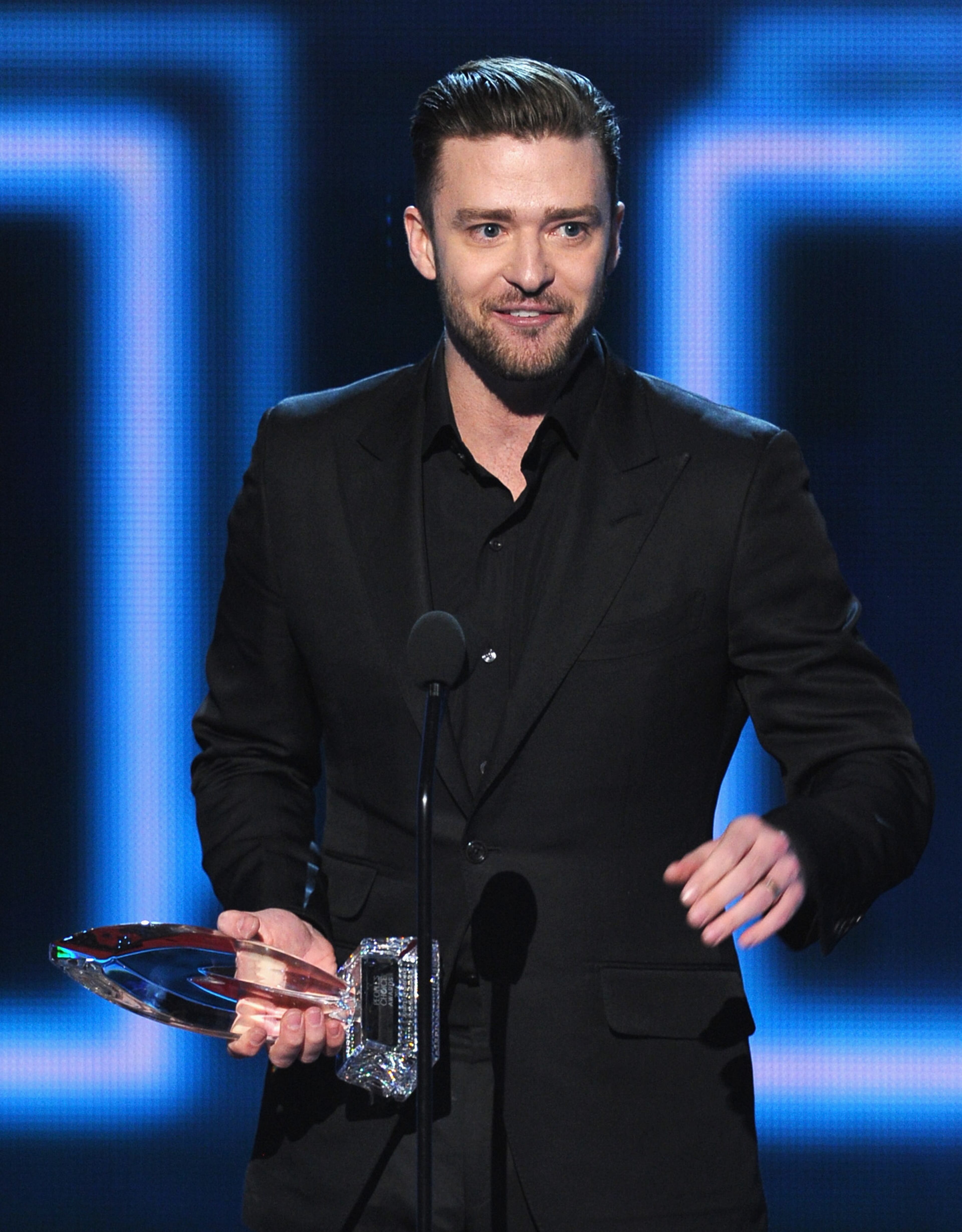 LOS ANGELES, CA - JANUARY 08: Singer-actor Justin Timberlake accepts the Favorite Album award for "The 20/20 Experience" onstage at The 40th Annual People's Choice Awards at Nokia Theatre L.A. Live on January 8, 2014 in Los Angeles, California. (Photo by Kevin Winter/Getty Images)