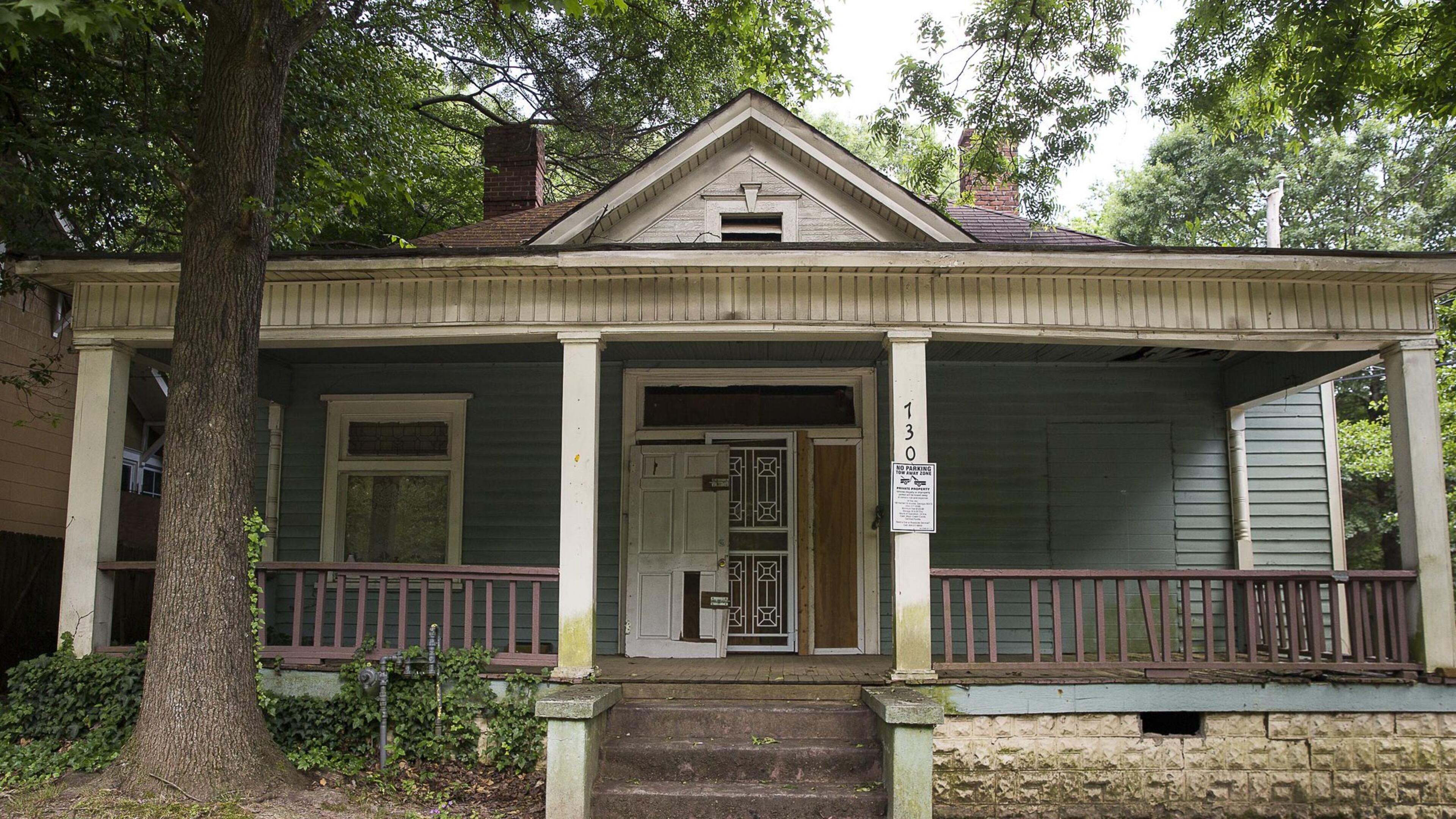 5/21/2019 — Atlanta, Georgia — The exterior of 730 Dill Avenue in Atlanta’s Capitol View neighborhood, Tuesday, May 21, 2019. (Alyssa Pointer/alyssa.pointer@ajc.com)