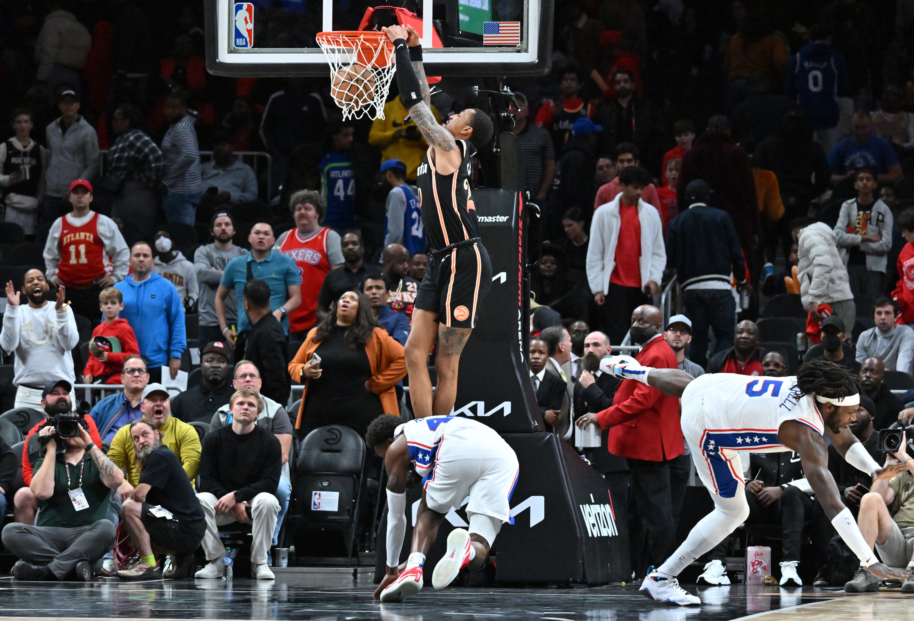 Hawks' forward John Collins (20) dunks the ball during the second half. (Hyosub Shin / Hyosub.Shin@ajc.com)