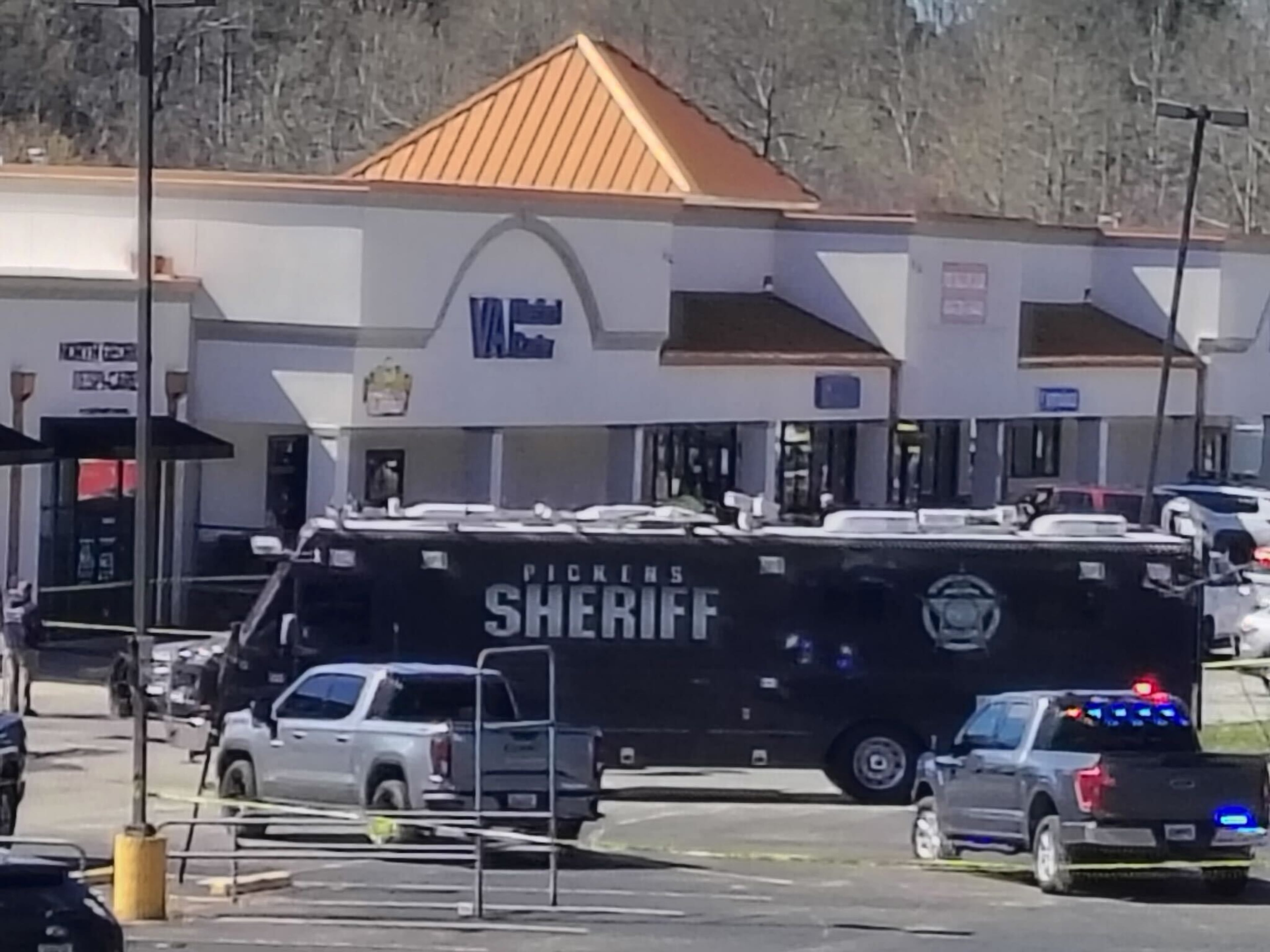 The Pickens County Sheriff's Office responds to a shooting at a U.S. Department of Veterans Affairs clinic in Jasper on Tuesday, March 17, 2026. (Michelle Hendren for the AJC)