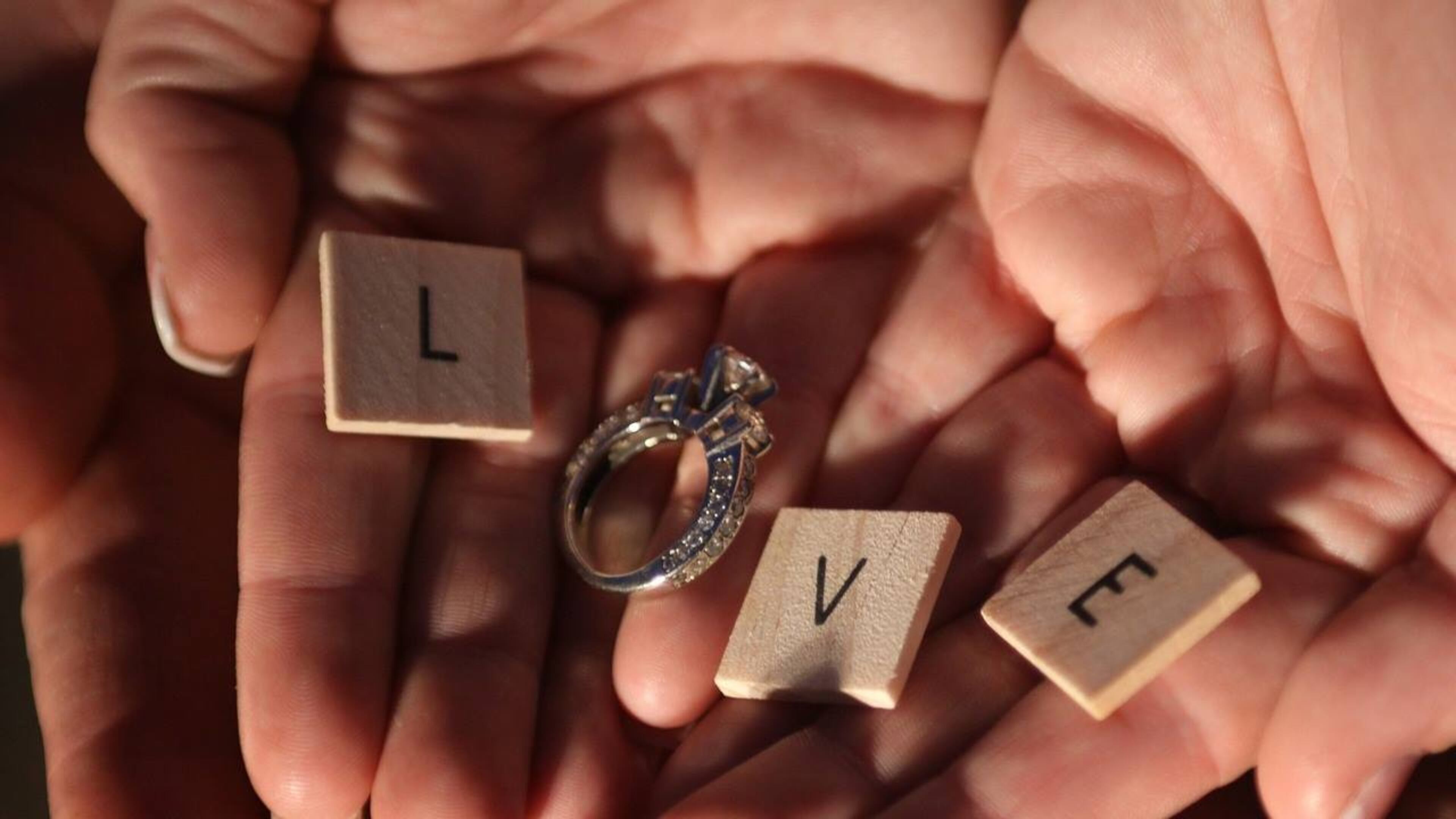 A 93-year-old woman met with the 7-year-old girl who found her lost ring.
