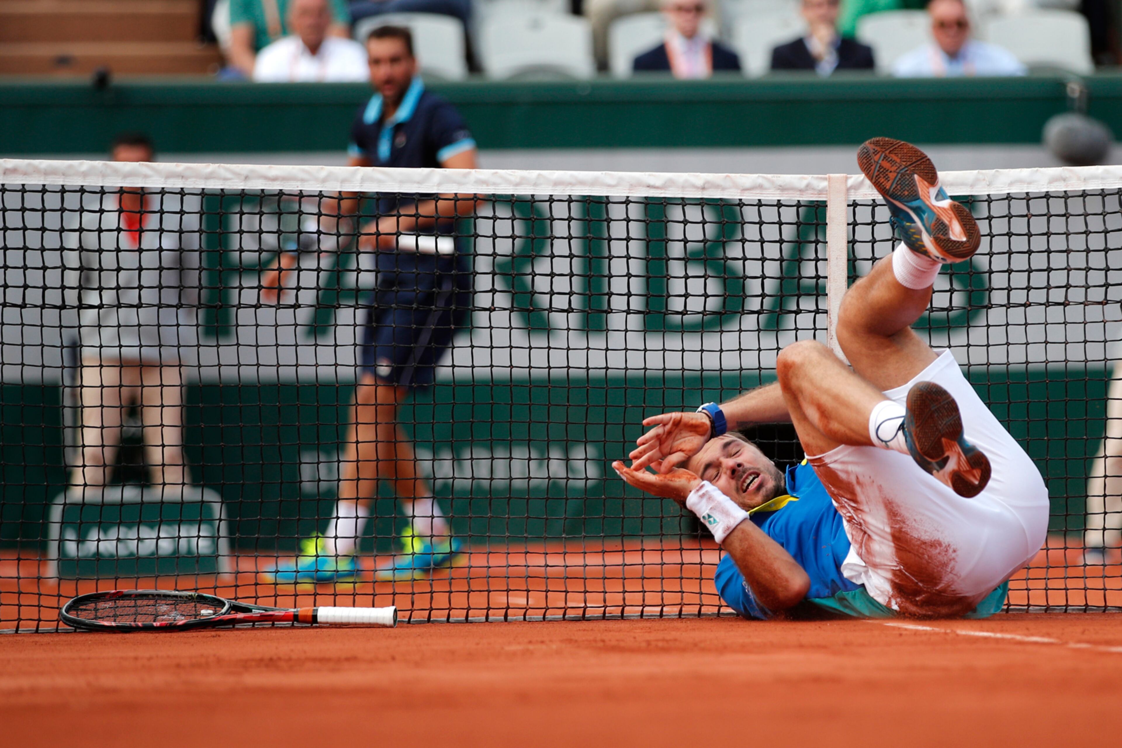 Switzerland's Stan Wawrinka falls as he plays Croatia's Marin Cilic during their quarterfinal match of the French Open tennis tournament at the Roland Garros stadium, Wednesday, June 7, 2017 in Paris. (AP Photo/Christophe Ena)