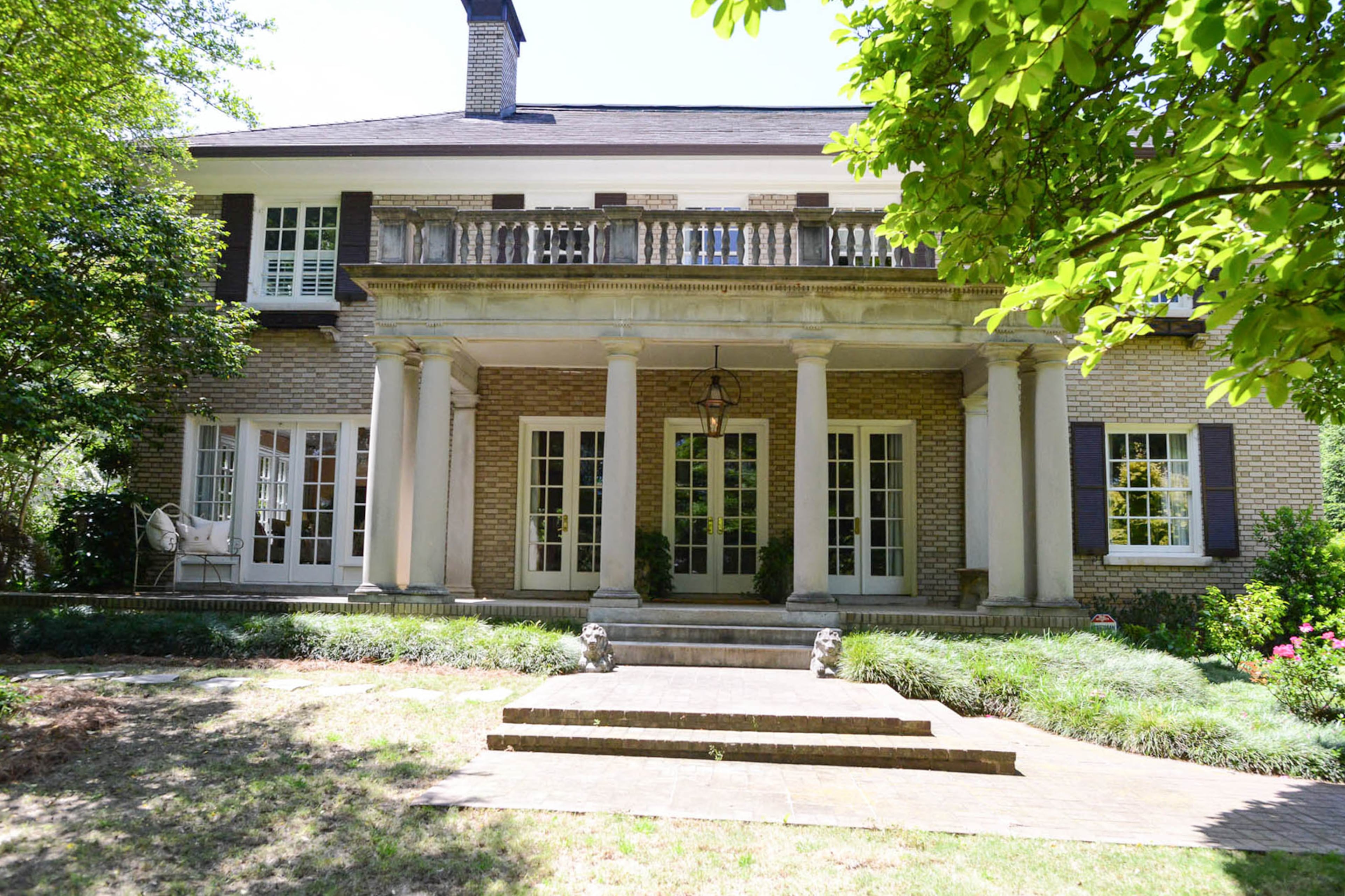 The 1920 neoclassical home contains 6,000 square feet, four bedrooms, four baths and two half baths. The home, located on 2 acres, was on the 2018 Druid Hills Tour of Homes. Text by Marena Galluccio/Fast Copy News Service.(Christopher Oquendo www.ophotography.com)