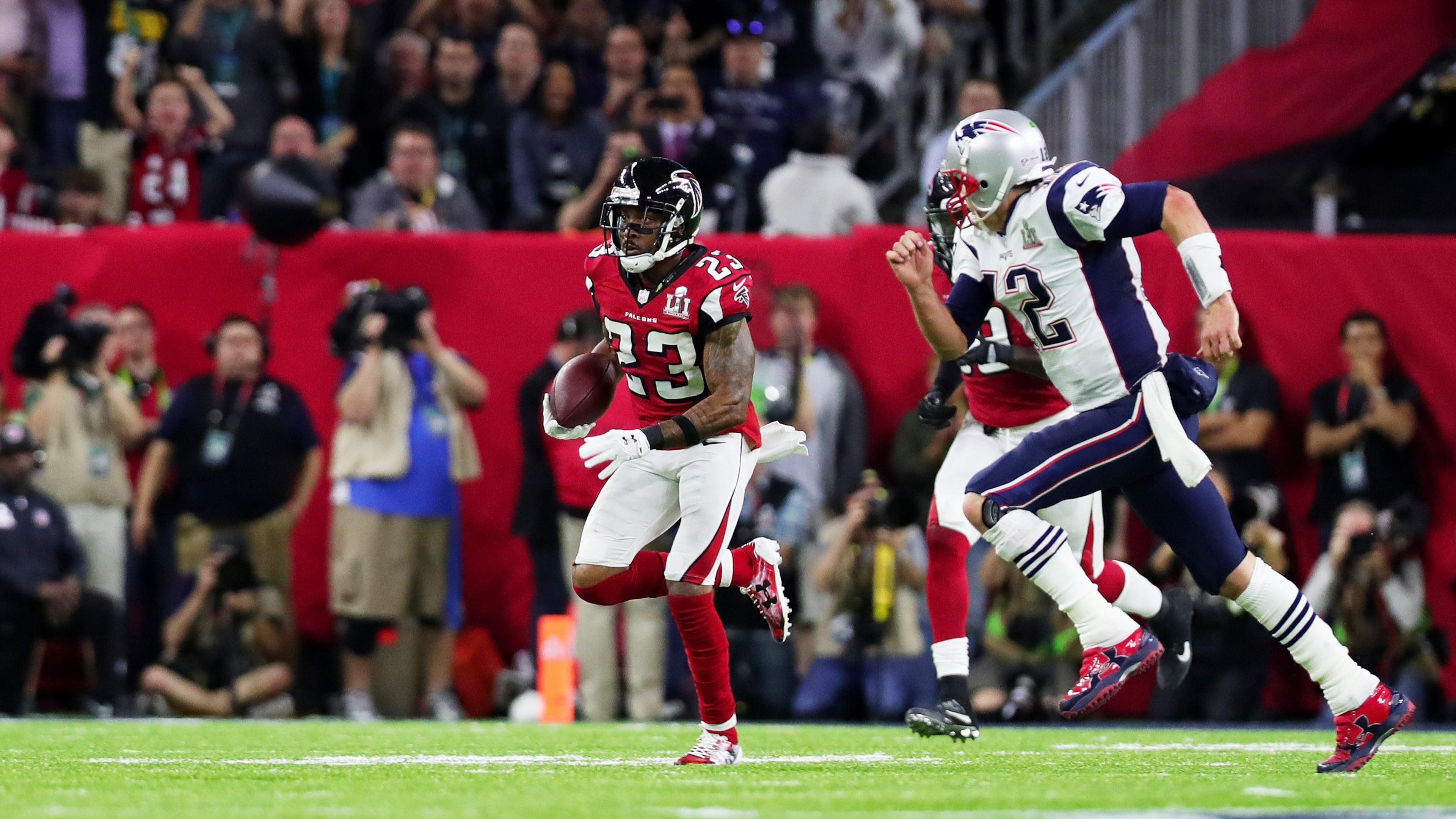 HOUSTON, TX - FEBRUARY 05: Robert Alford #23 of the Atlanta Falcons runs past Tom Brady #12 of the New England Patriots to score a touchdown on a 82 yard interception against the New England Patriots in the second quarter during Super Bowl 51 at NRG Stadium on February 5, 2017 in Houston, Texas. (Photo by Tom Pennington/Getty Images)