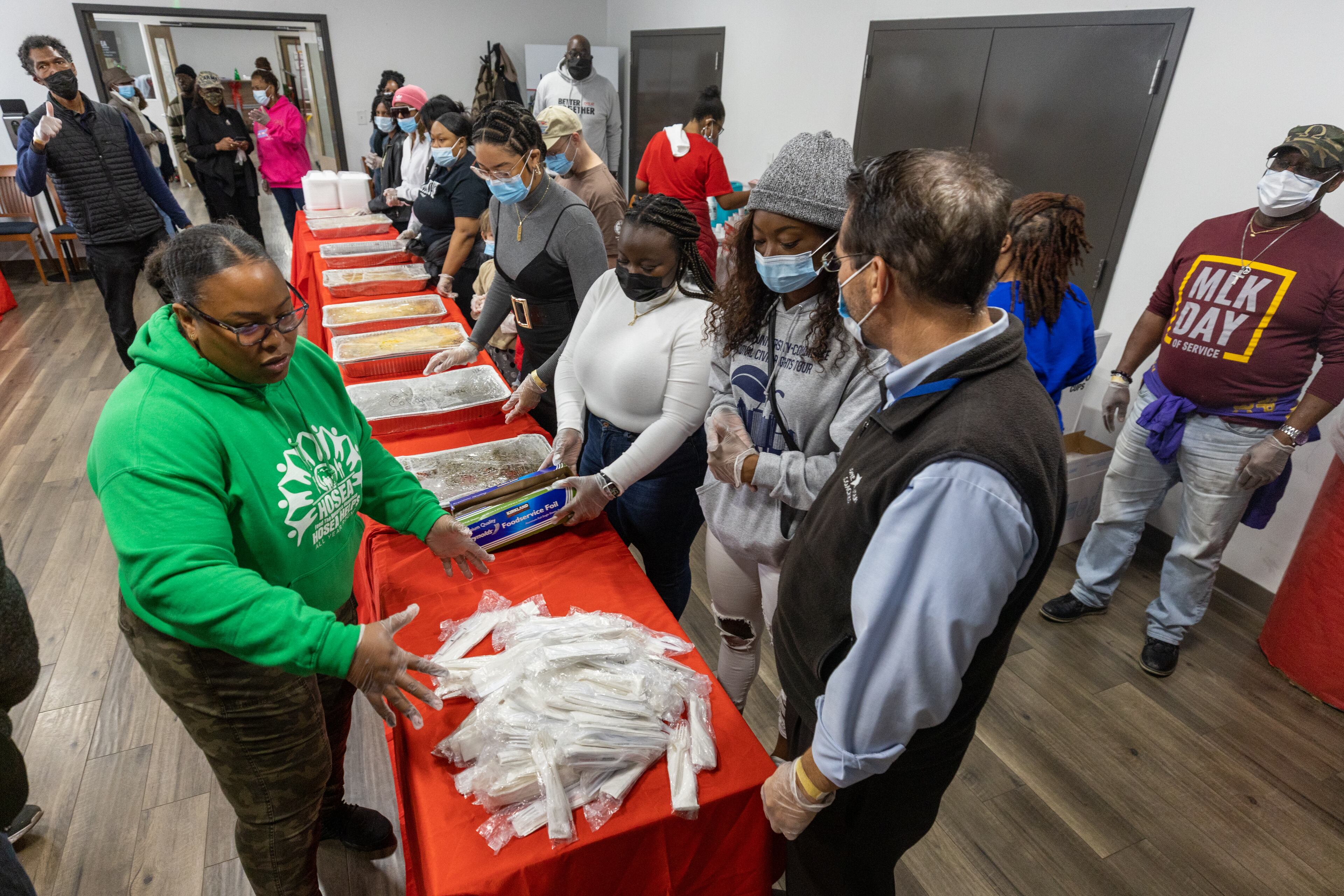 Volunteer coordinator Tiffanni Forbes (left) organizes the volunteers before assembling some of the more than 550 Thanksgiving day meals at the Hosea Helps headquarters in Atlanta on Thursday, November 24, 2022. (Steve Schaefer/steve.schaefer@ajc.com)