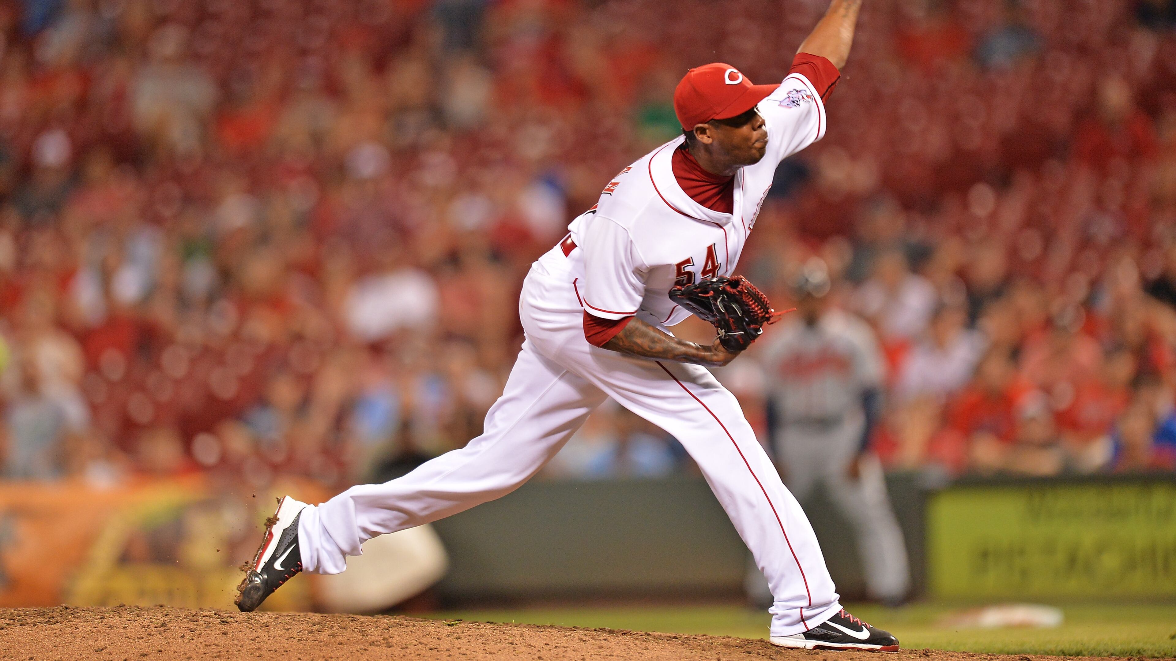 CINCINNATI, OH - AUGUST 23: Aroldis Chapman #54 of the Cincinnati Reds pitches in relief in the ninth inning against the Atlanta Braves at Great American Ball Park on August 23, 2014 in Cincinnati, Ohio. Cincinnati defeated Atlanta 1-0. (Photo by Jamie Sabau/Getty Images)
