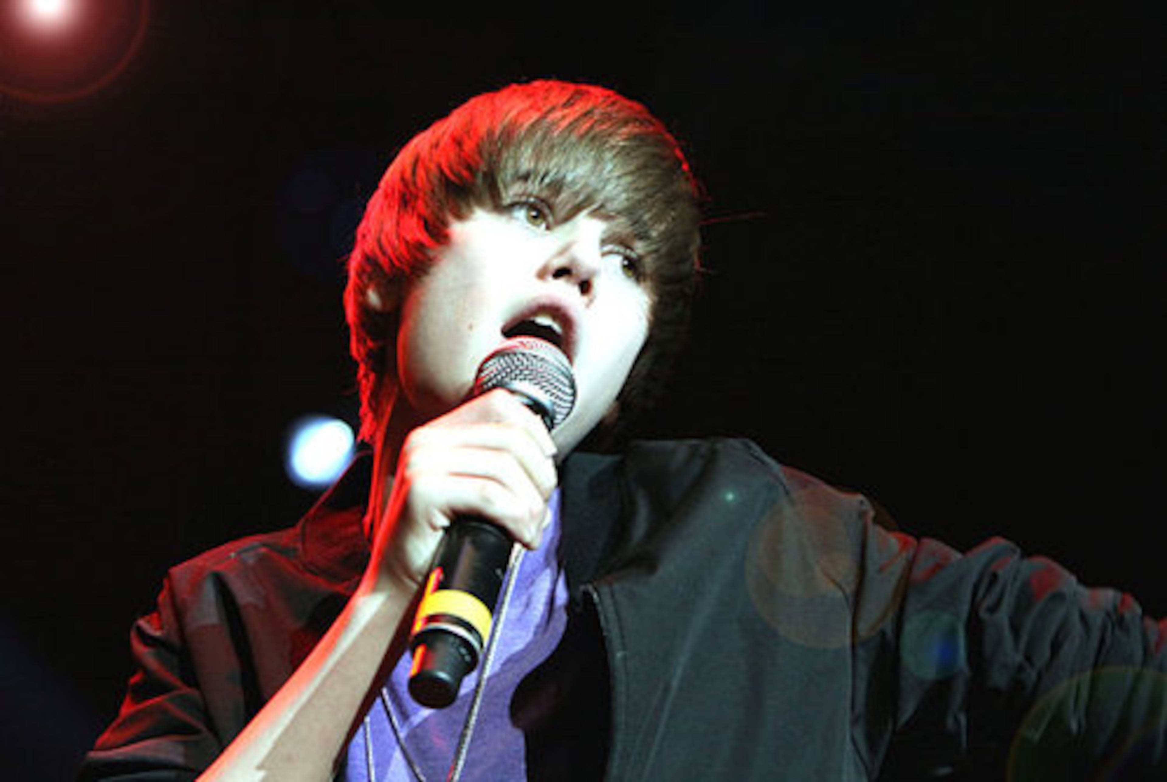 Justin Bieber sings "One Less Lonely Girl" to the delight of the many young girls in the audience.