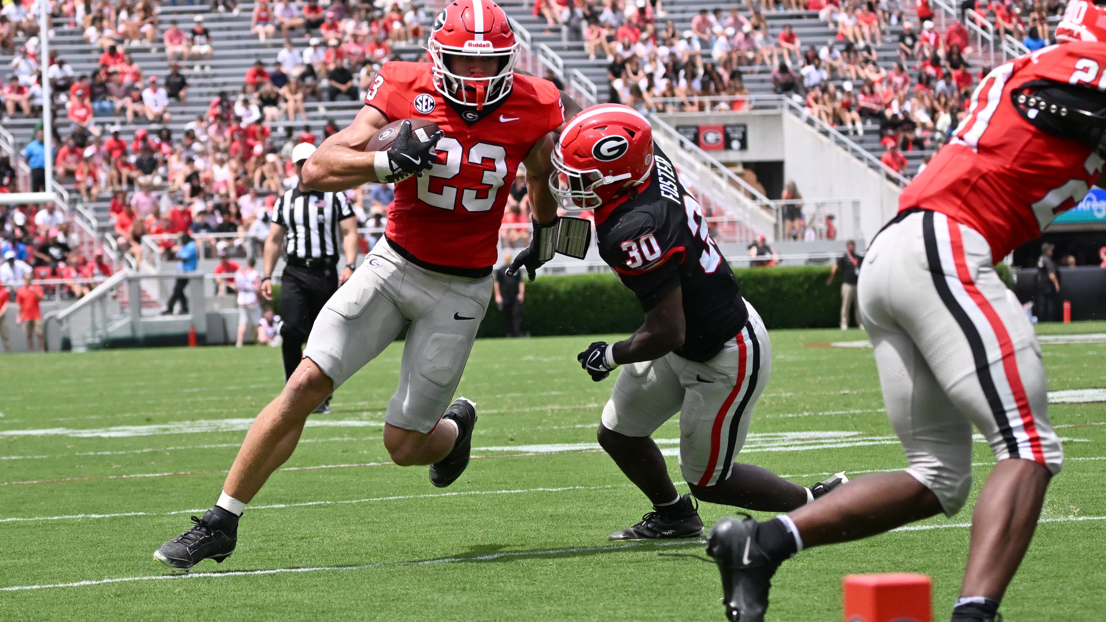 Georgia tight end Jaden Reddell (23) runs past Georgia linebacker Terrell Foster (30) during 2026 G-Day spring football game at Sanford Stadium, Saturday, April 18, 2026, in Athens. (Hyosub Shin/AJC)