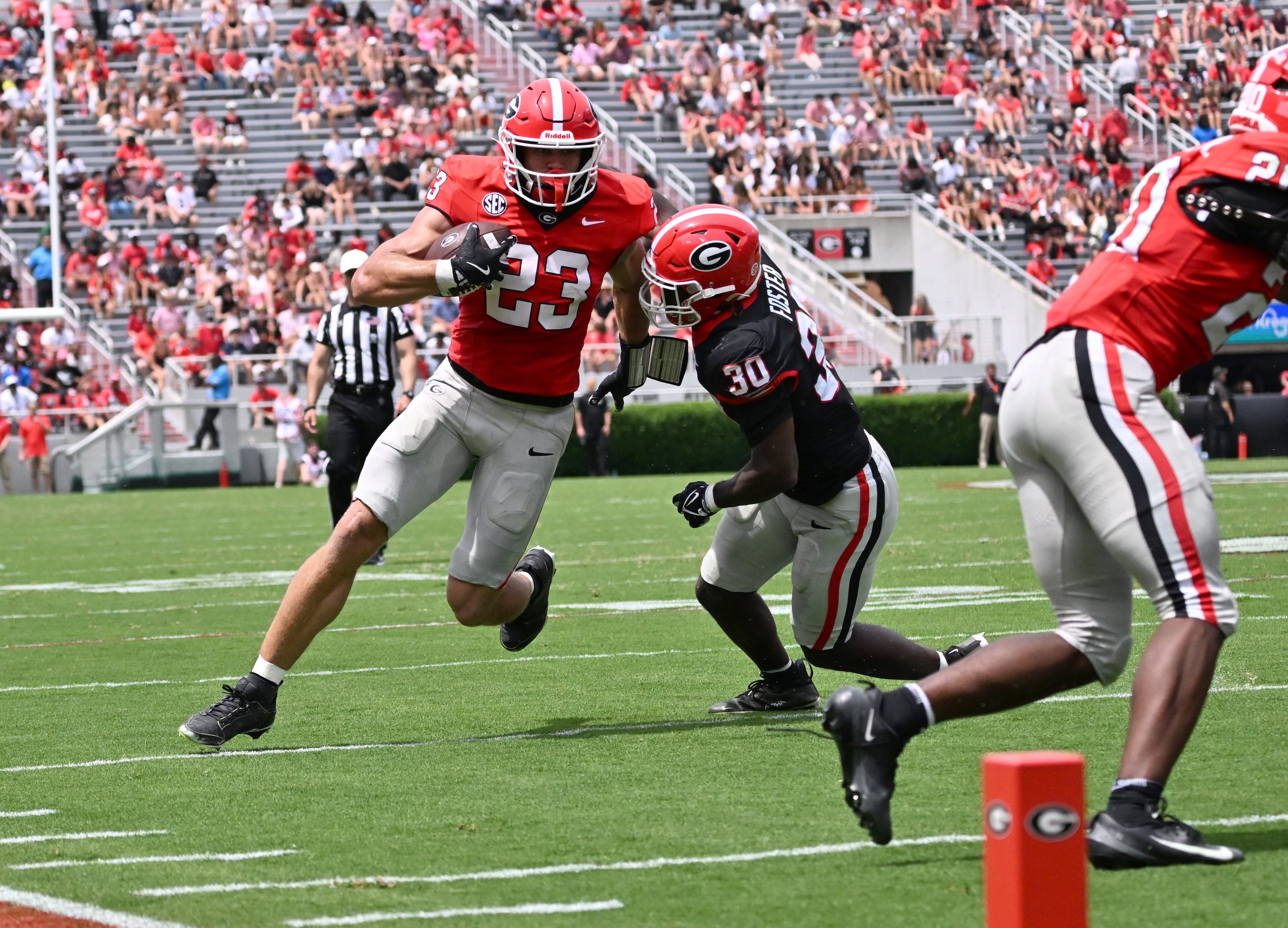 Georgia tight end Jaden Reddell (23) runs past Georgia linebacker Terrell Foster (30) during 2026 G-Day spring football game at Sanford Stadium, Saturday, April 18, 2026, in Athens. (Hyosub Shin/AJC)