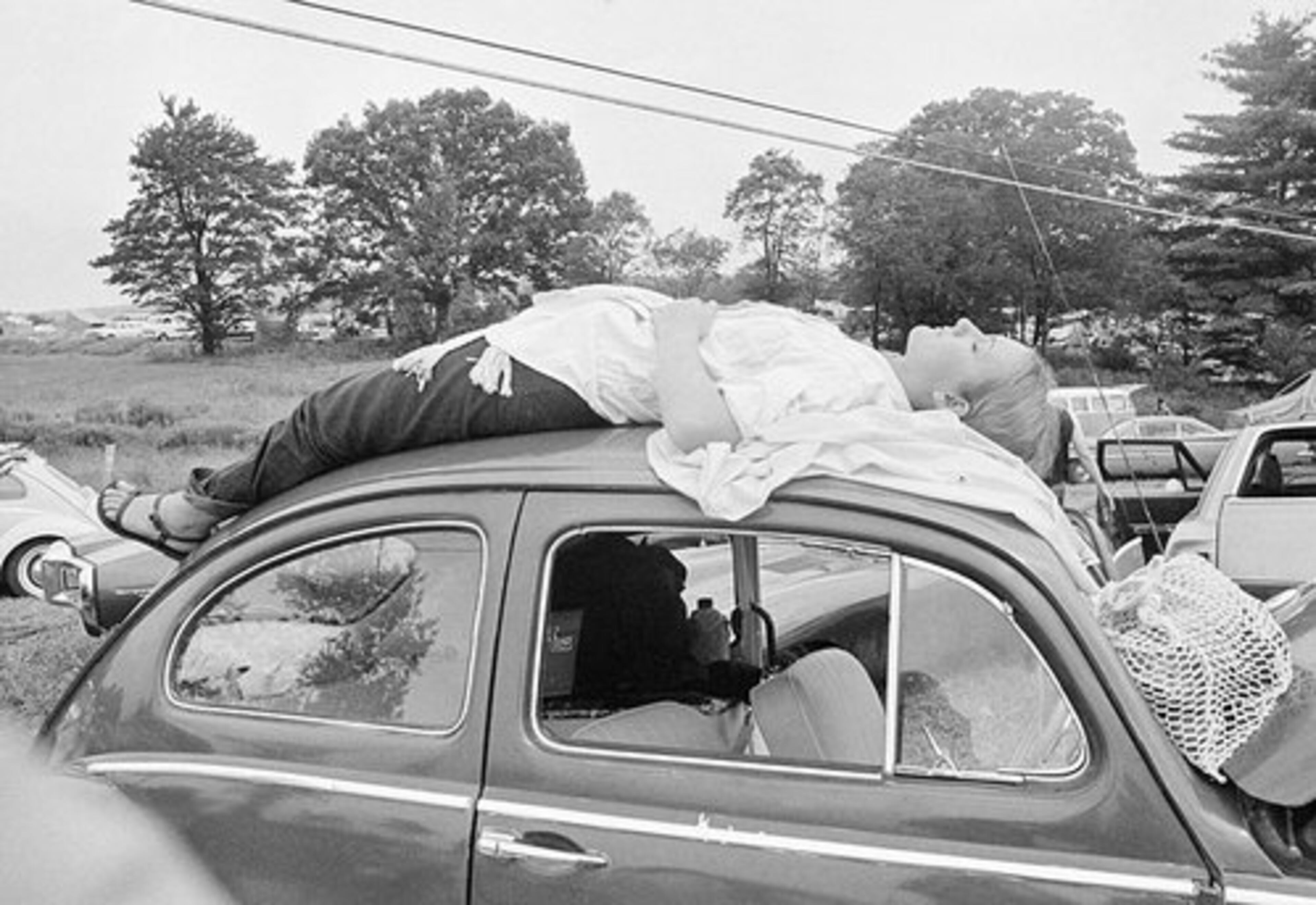 ONE FESTIVAL hopeful took advantage of the standstill traffic.