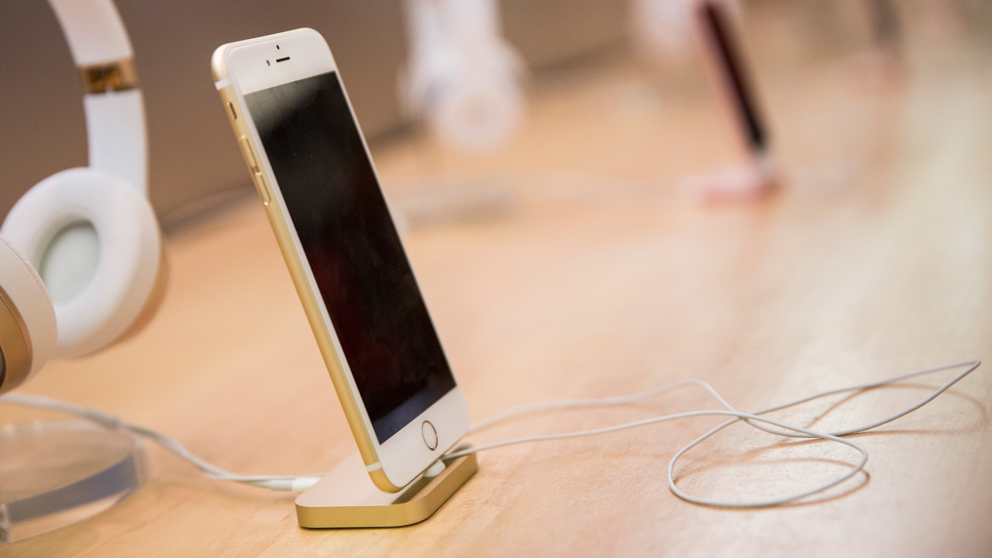 NEW YORK, NY - JANUARY 26: An iPhone sits on display inside the Apple store on Fifth Avenue on January 26, 2016 in New York City. This afternoon Apple reported the slowest iPhone earnings since 2007. (Photo by Andrew Burton/Getty Images)