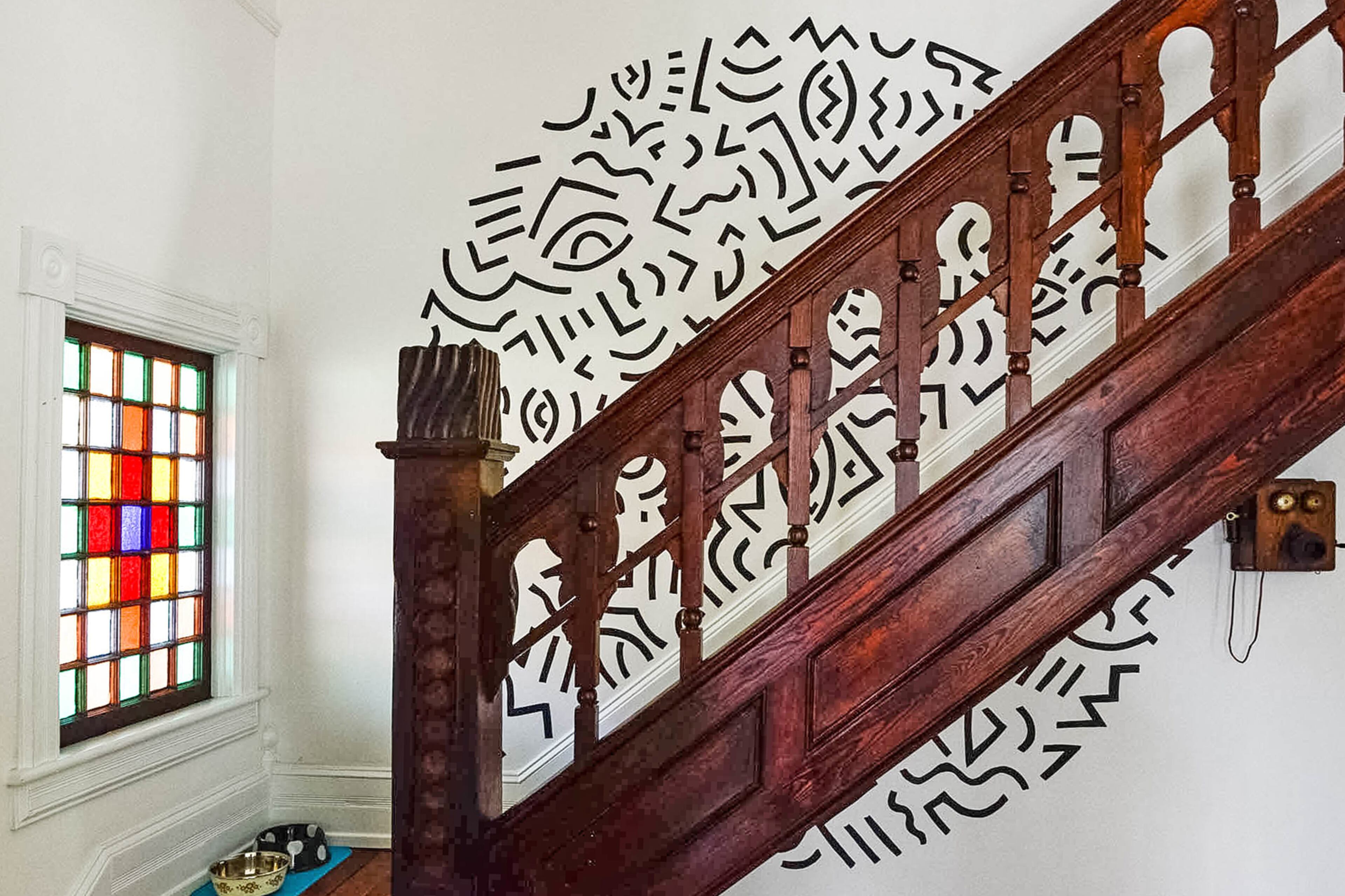 The entryway mural by friend Sam Eckersley spoke to their desire for a more modern interior in an older, detailed home, said homeowner Kelly Jackson. “We painted the mural in the entryway because we love the idea of contrasting something very new and modern with the old staircase,” she said. The stairway has incised lines. Text by Lori Johnston/Fast Copy News Service. Christopher Oquendo/ www.ophotography.com