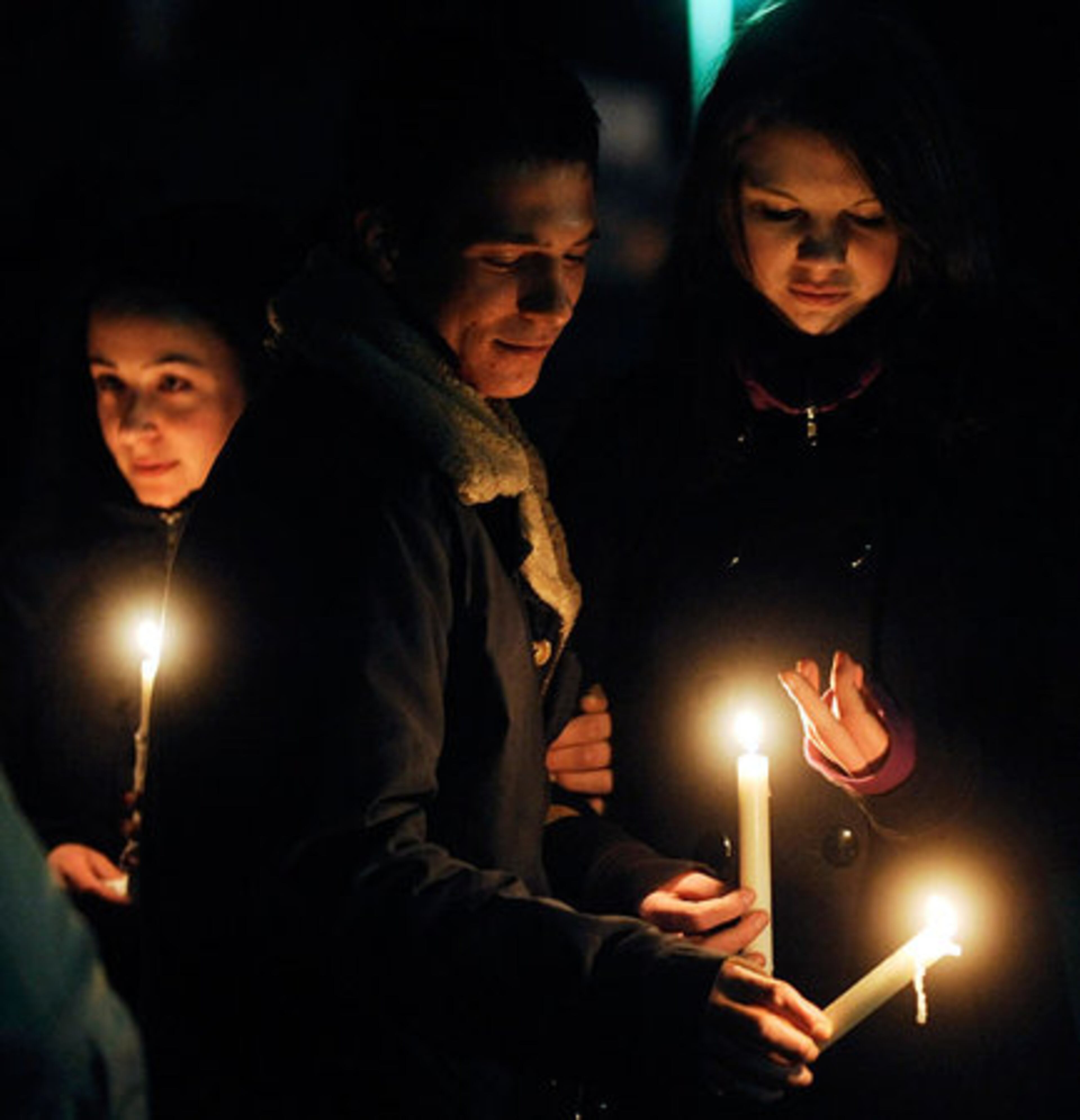 People mourn for the victims prior to a memorial service at a church in Winnenden.