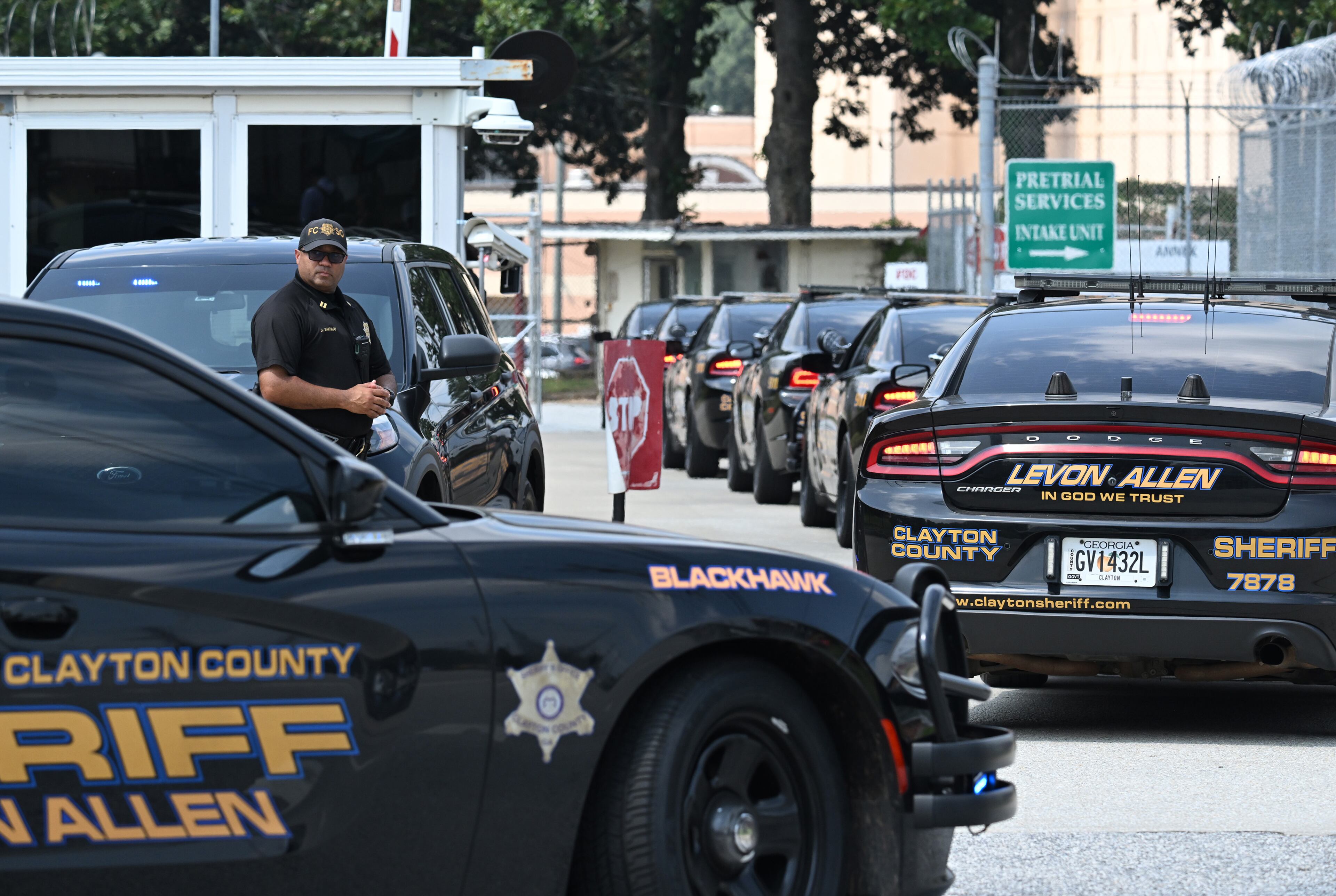 Authorities from multiful agencies enter the Fulton County Jail, Thursday, August 24, 2023, in Atlanta. (Hyosub Shin / Hyosub.Shin@ajc.com)