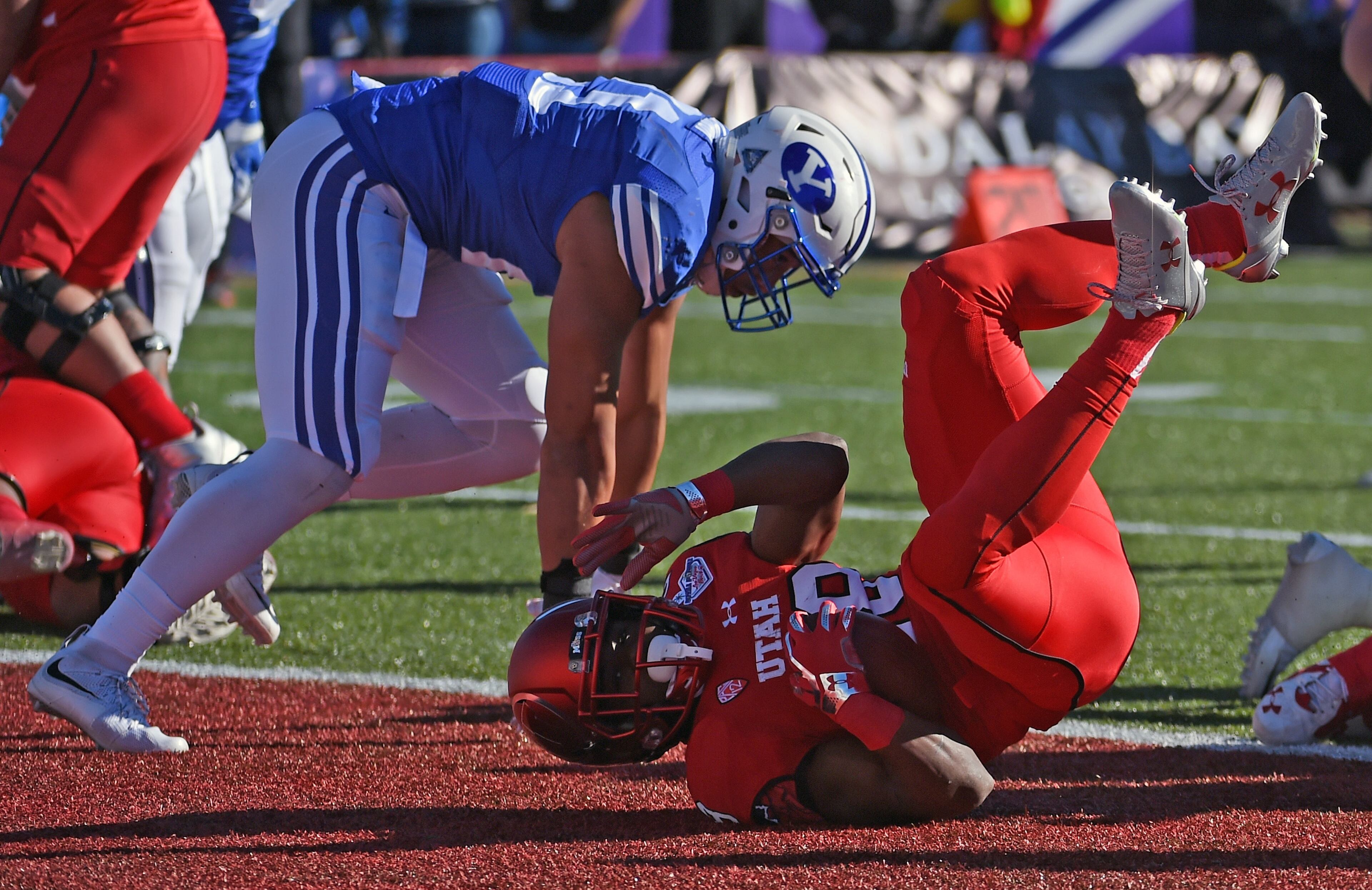 LAS VEGAS, NV - DECEMBER 19: Running back Joe Williams #28 of the Utah Utes falls into the end zone in front of linebacker Harvey Langi #21 of the Brigham Young Cougars to score a touchdown during the Royal Purple Las Vegas Bowl at Sam Boyd Stadium on December 19, 2015 in Las Vegas, Nevada. Utah won 35-28. (Photo by Ethan Miller/Getty Images)