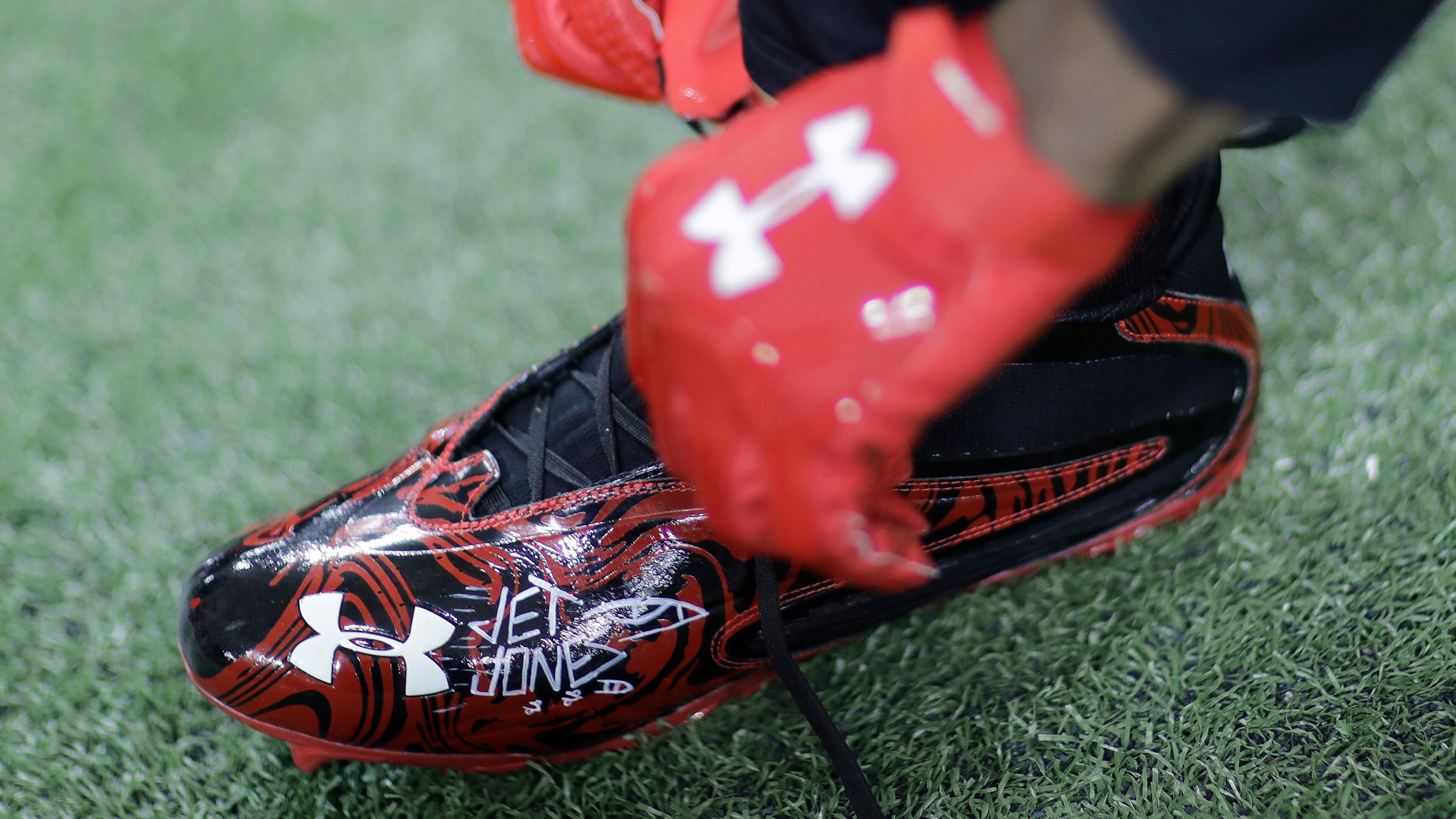 Atlanta Falcons' Julio Jones ties his cleat before the NFL football NFC championship game against the Green Bay Packers, Sunday, Jan. 22, 2017, in Atlanta. (AP Photo/David Goldman)