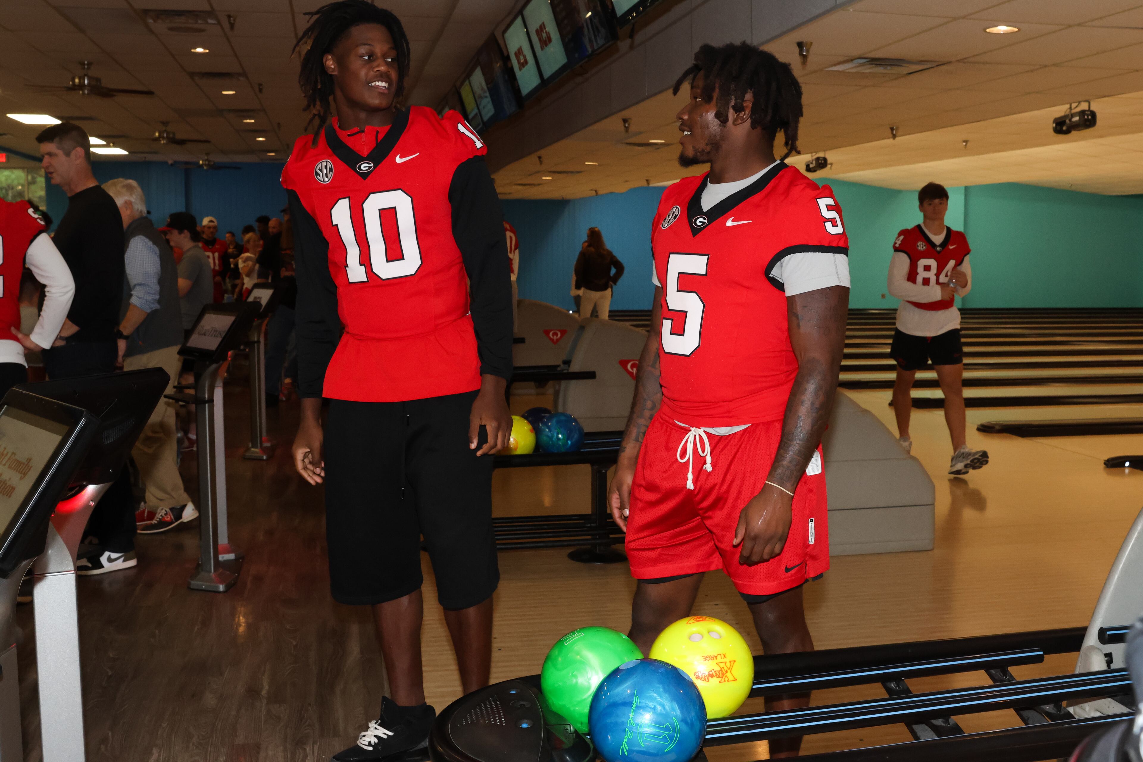 UGA tight end Elyiss Williams (10) and inside linebacker Raylen Wilson (5) get ready to bowl in the third annual Chick-fil-A Dawg Bowl fundraiser for Parkinson’s and Crohn’s disease research at Showtime Bowl in Athens on Wednesday, Oct. 22, 2025. (C.J. Bartunek for the AJC)
