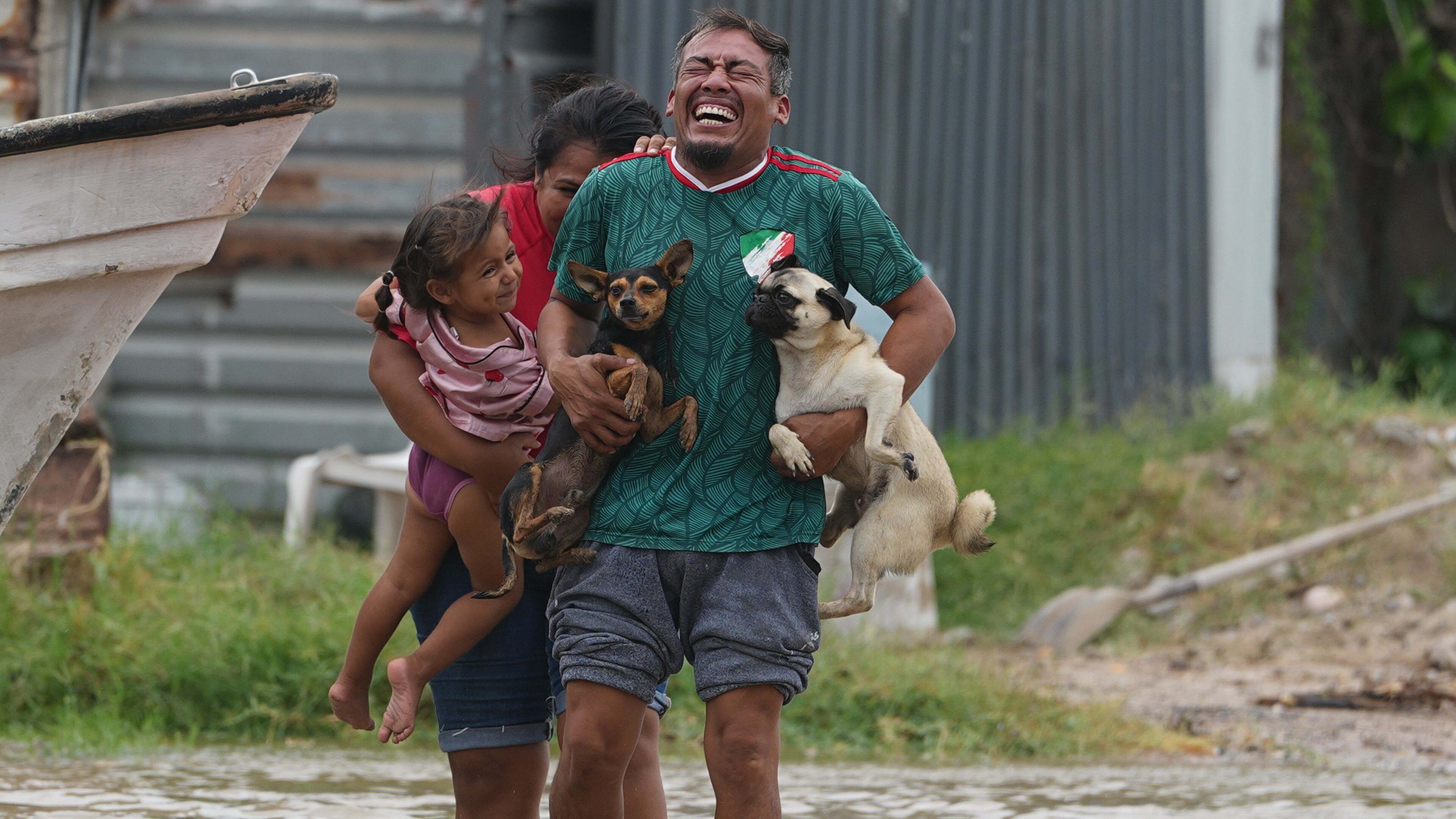 People evacuate their homes as Hurricane Polo approaches Puerto San Carlos, Baja California Sur state, Mexico, Monday, Sept. 28, 2026. (AP Photo/Eduardo Verdugo)