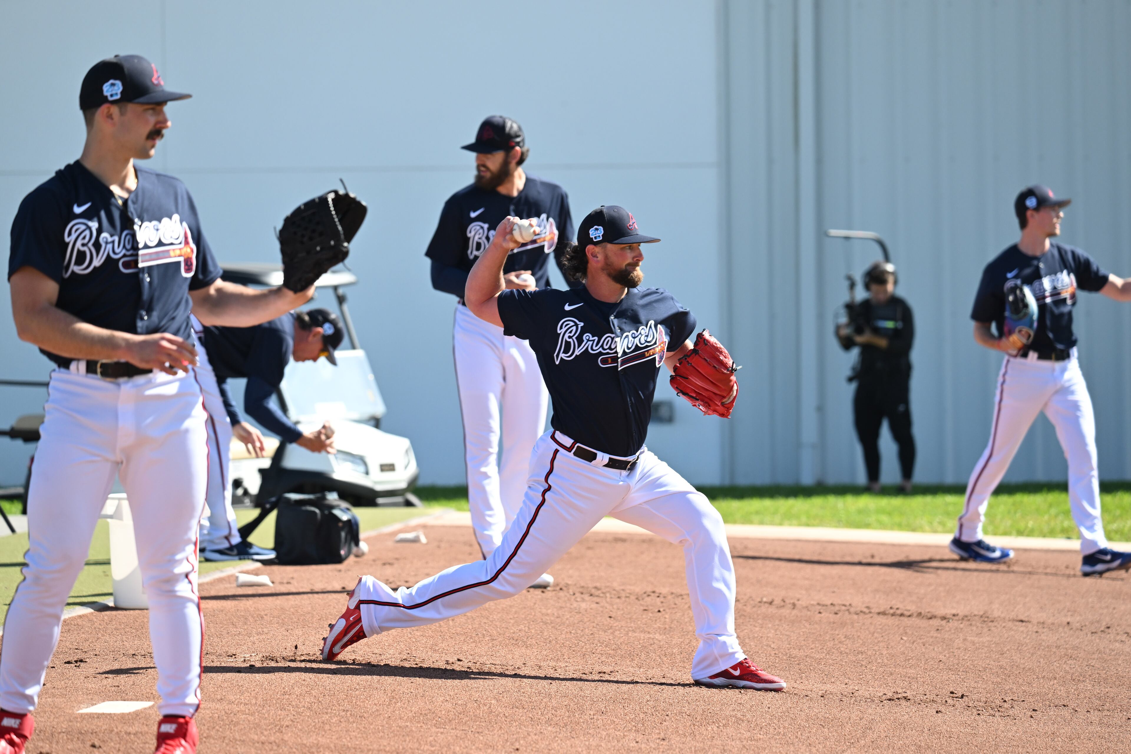 Braves reliever Kirby Yates delivers during spring training Thursday at CoolToday Park in North Port, Florida. (Hyosub Shin / Hyosub.Shin@ajc.com)