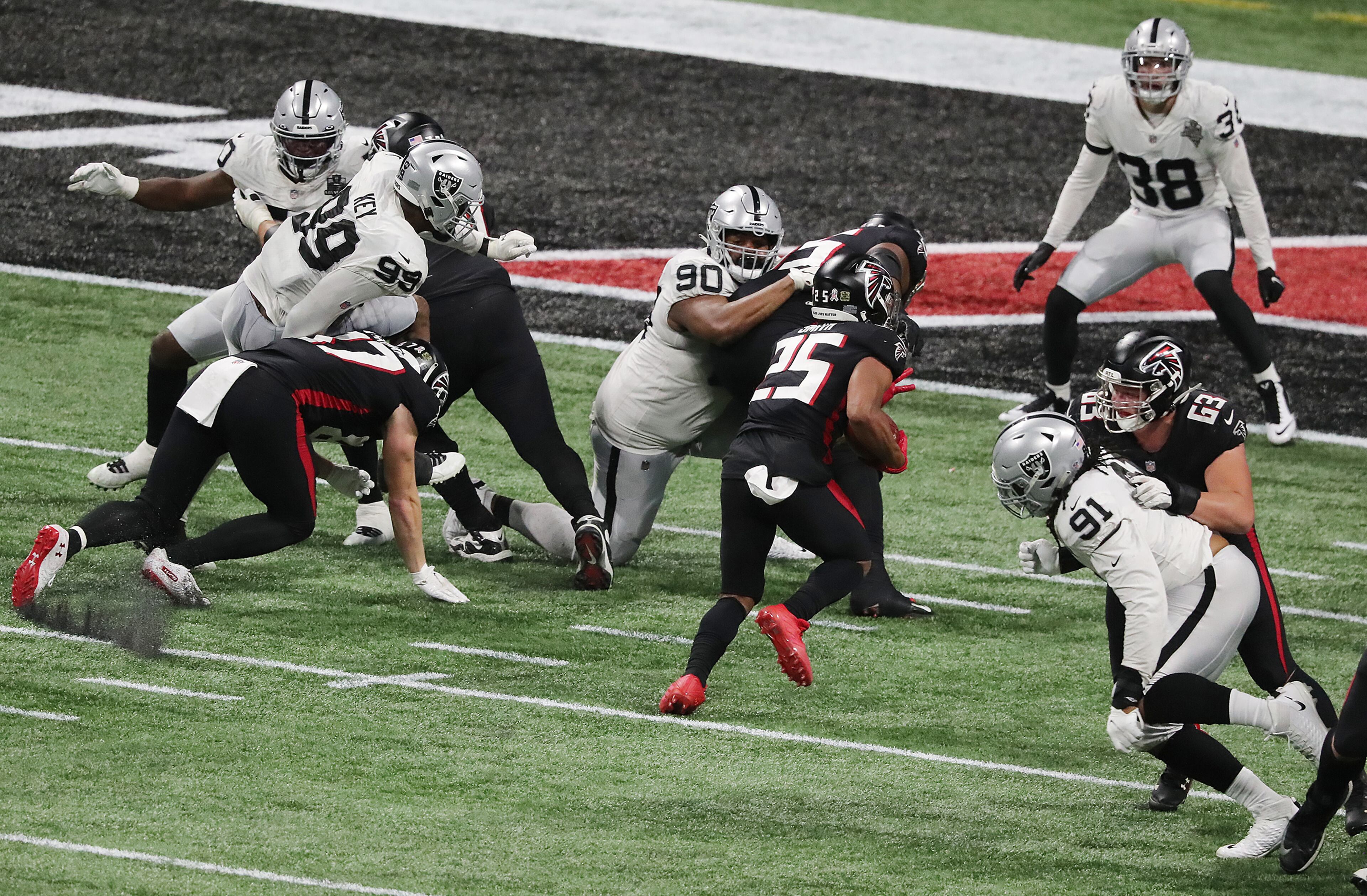 112920 ATLANTA: Atlanta Falcons running back Ito Smith (center) finds a hole for the end zone to give Atlanta a 40-6 lead over the Las Vegas Raiders during the fourth quarter Sunday, Nov. 29, 2020, at Mercedes-Benz Stadium in Atlanta. (Curtis Compton / Curtis.Compton@ajc.com)