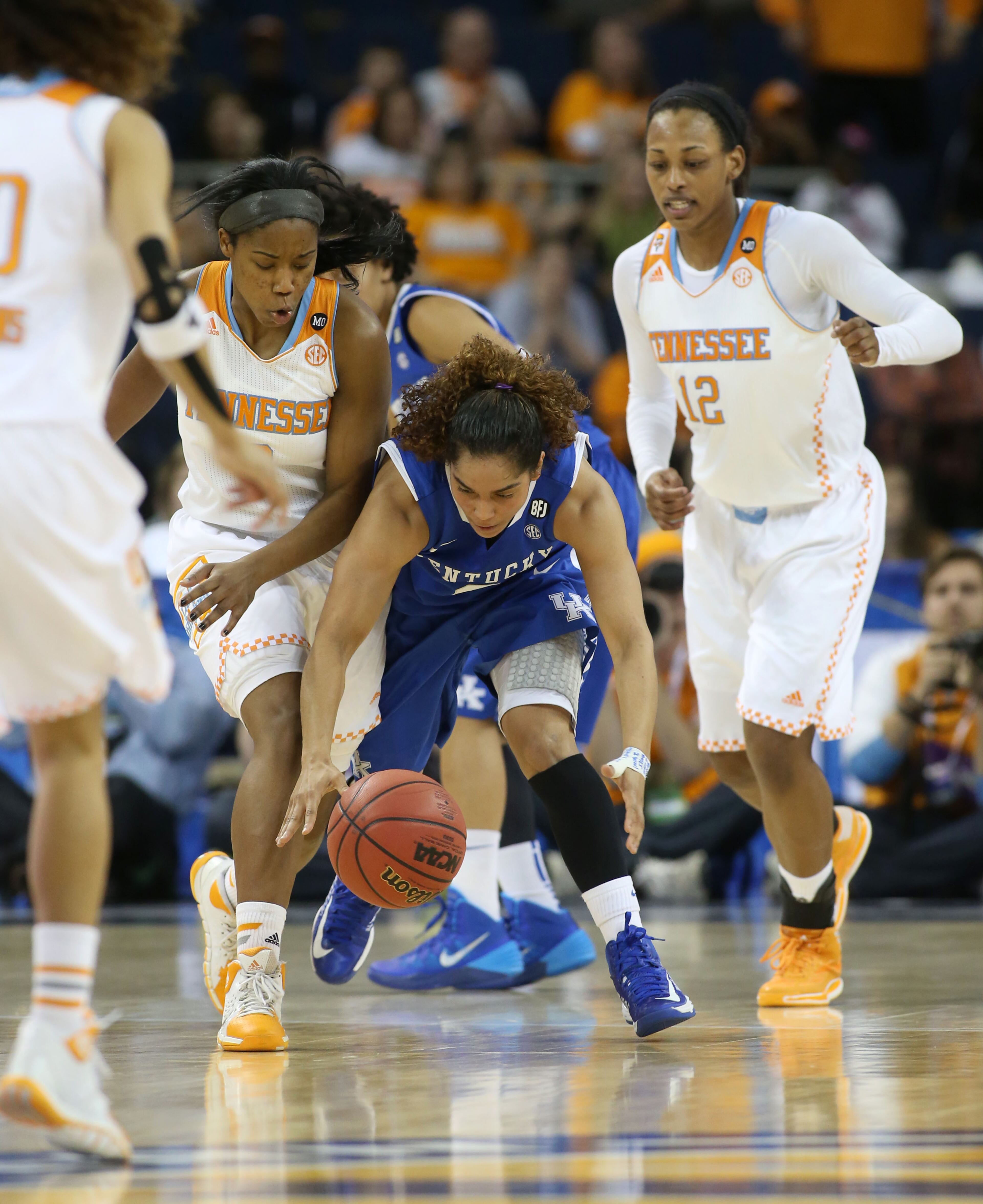 Tennessee guard Jordan Reynolds, left, and Kentucky guard Jennifer O'Neill (0) fight for a loose ball in the second half of the finals of the Women's Southeastern Conference NCAA college basketball game, Sunday, March 9, 2014, in Duluth, Ga. Tennessee defeated Kentucky 71-70. (AP Photo/Jason Getz)