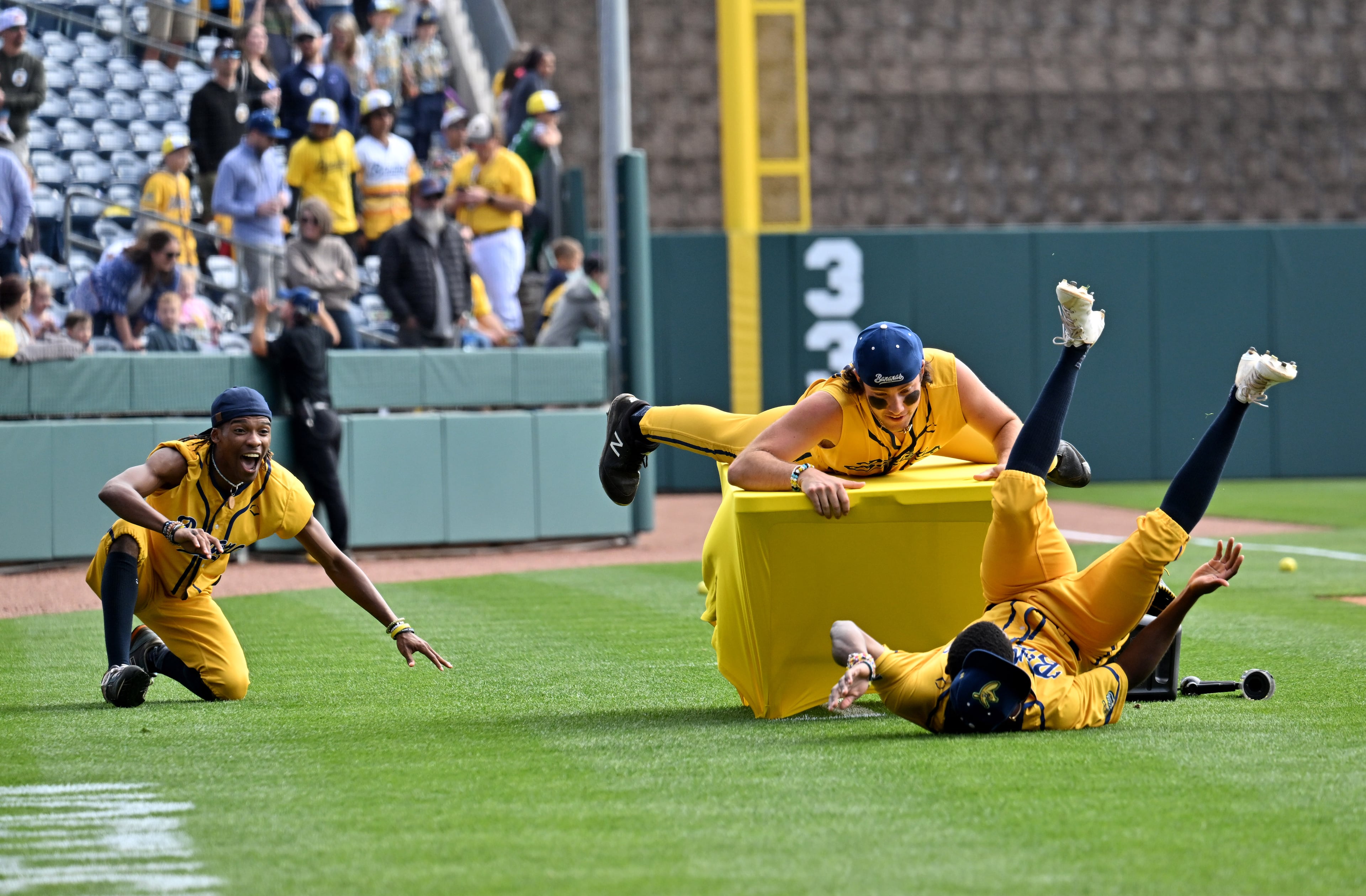 Savannah Bananas players entertain fans during pregame fun. (Hyosub Shin / Hyosub.Shin@ajc.com)