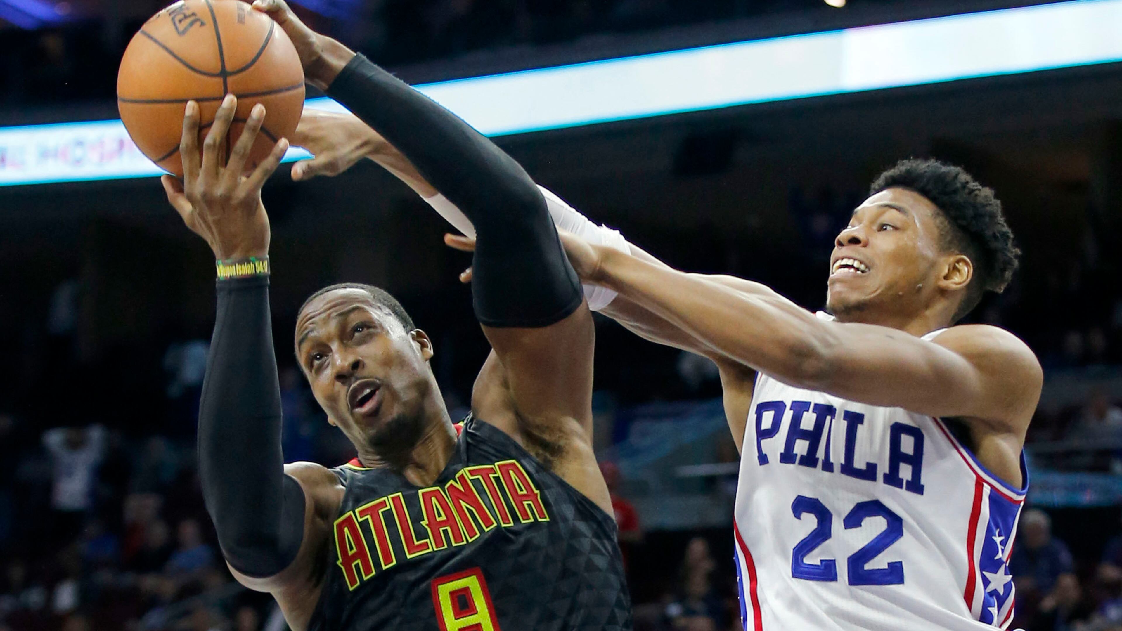 The Atlanta Hawks’ Dwight Howard (8) tries to fend off the Philadelphia 76ers’ Richaun Holmes (22) during the fourth quarter on Wednesday, March 29, 2017, at the Wells Fargo Center in Philadelphia. The Hawks won, 99-92. (Yong Kim/Philadelphia Daily News/TNS)