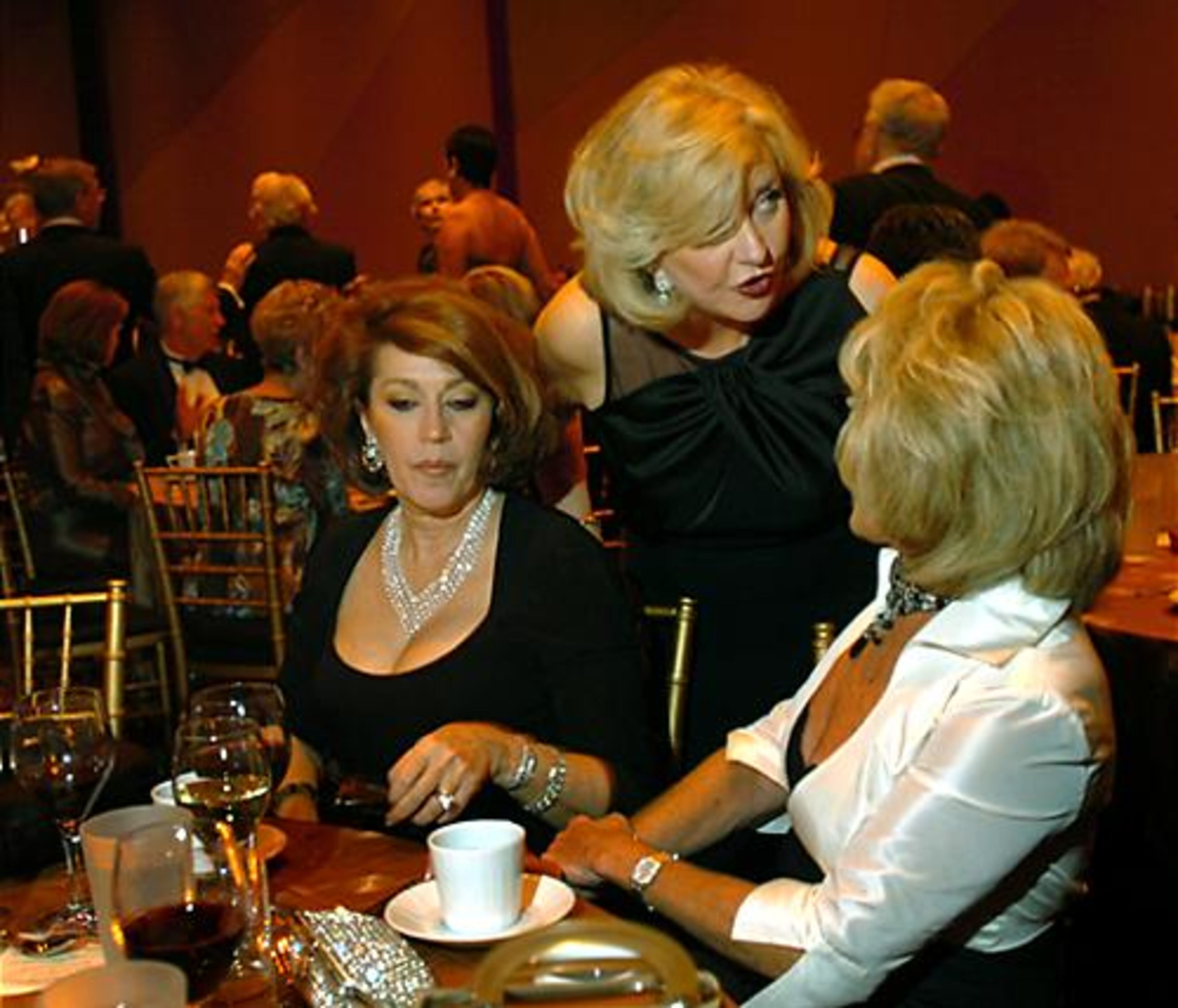 Gala committee co-chair Jenny Pruitt (center) talks with Joann Truffelman (right) and Eileen Gordon Freeman during dinner.