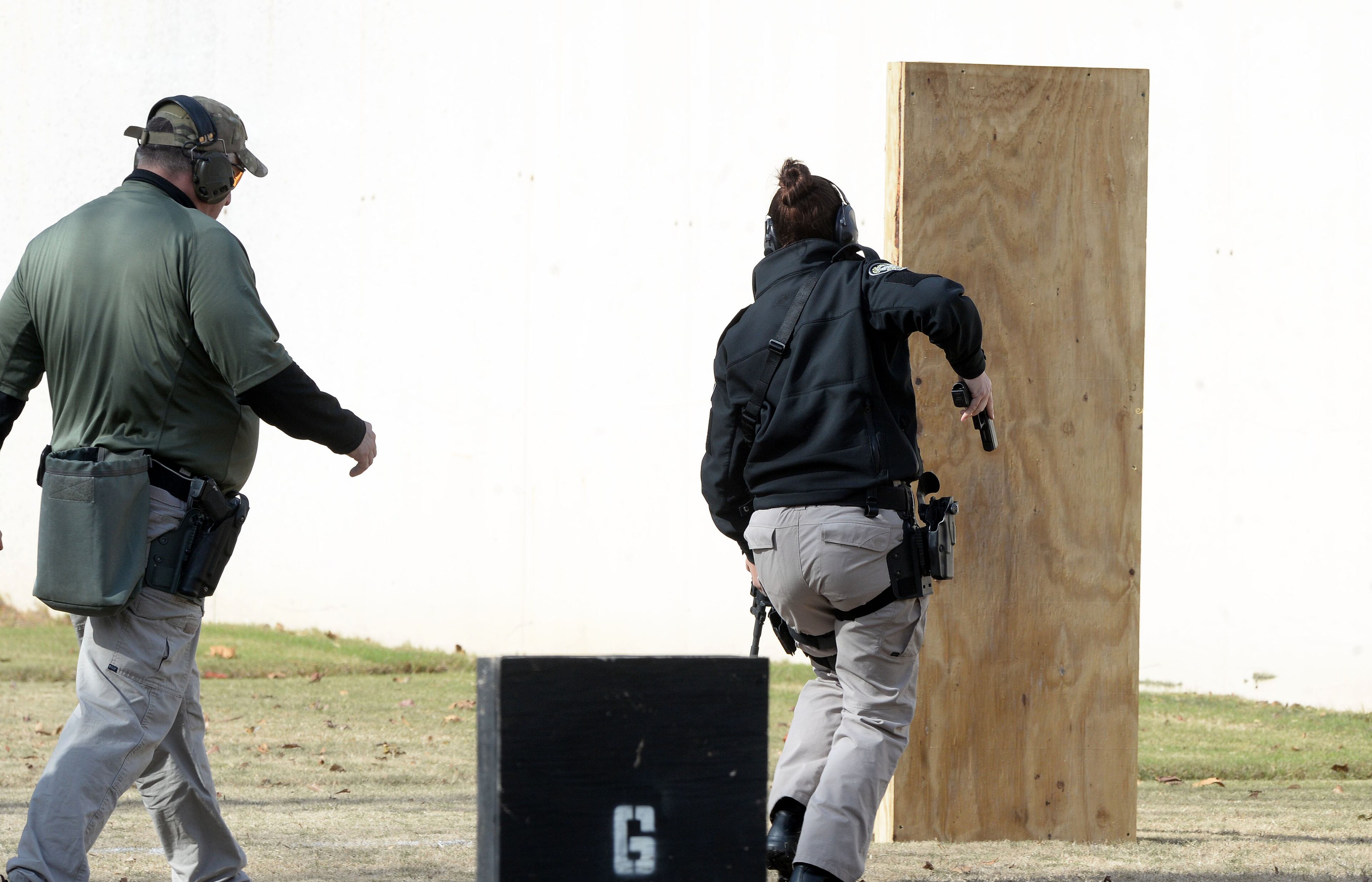 NOVEMBER 24, 2015 ATLANTA APD Officer Heather Vernon switches to her handgun while on the range. KENT D. JOHNSON/ kdjohnson@ajc.com