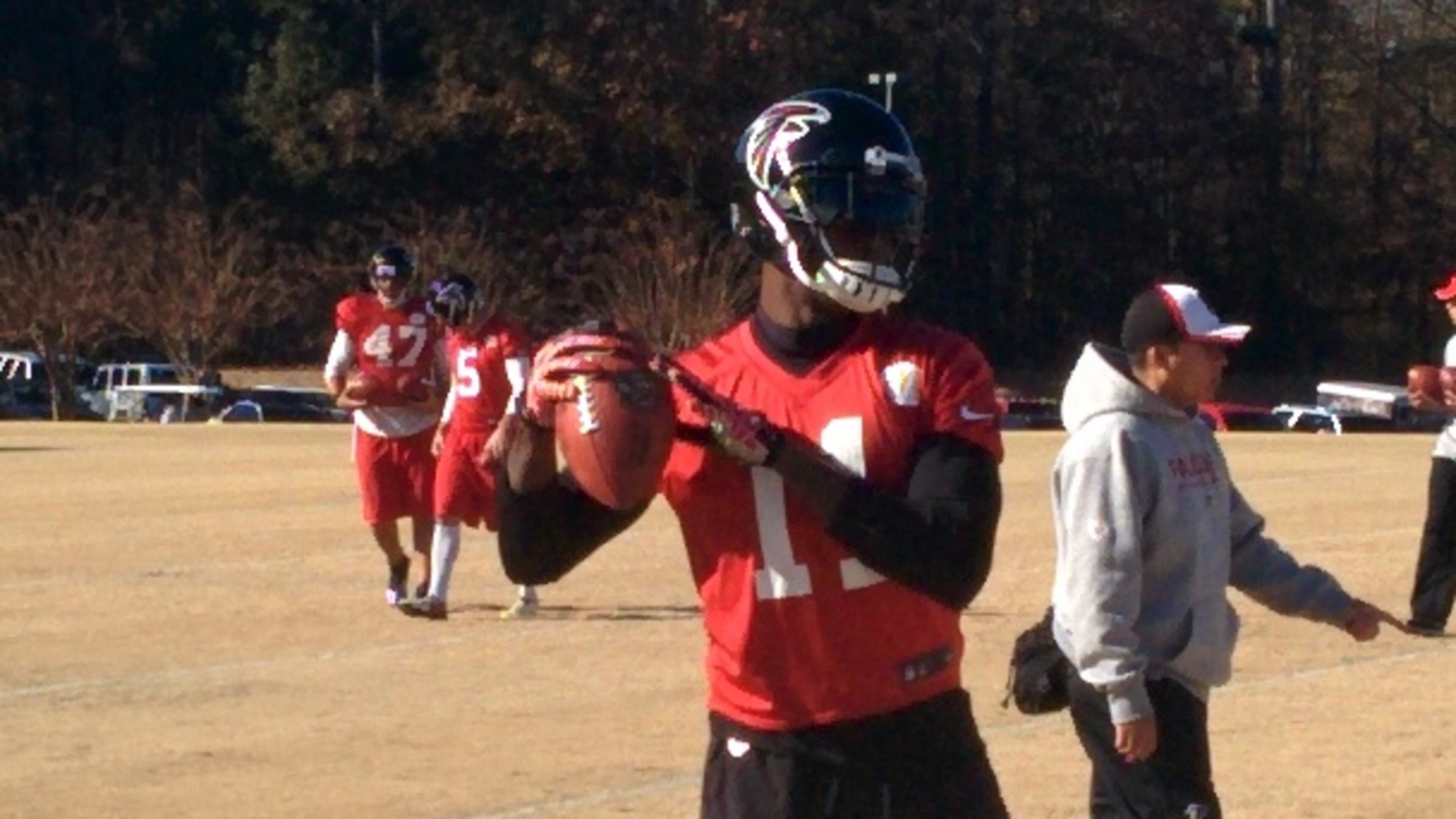 Falcons wide receiver Julio Jones warms up before practice today. (Michael Cunningham/AJC)