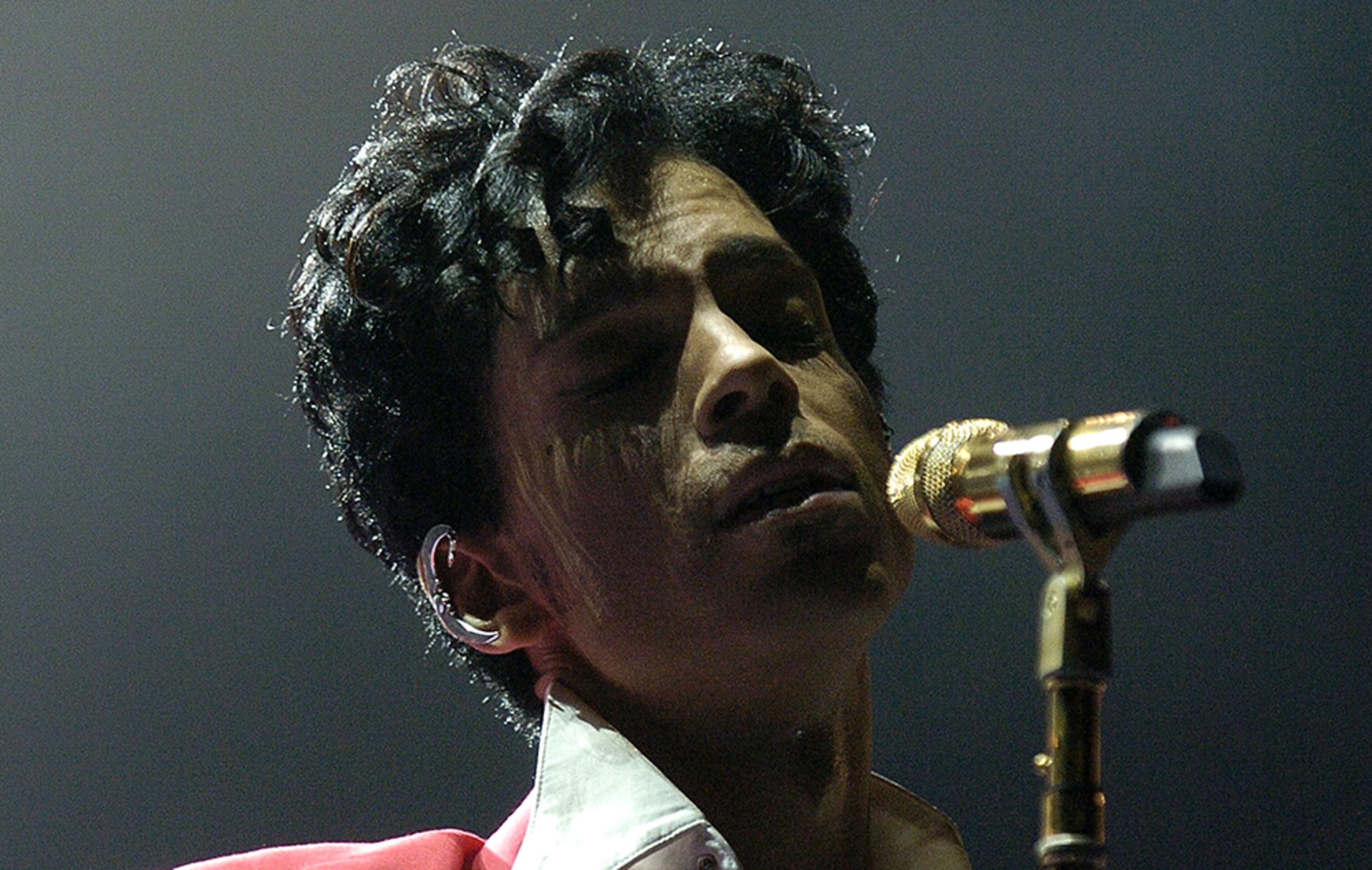 Prince performs at the 10th Anniversary Essence Music Festival at the Superdome on July 2, 2004 in New Orleans.