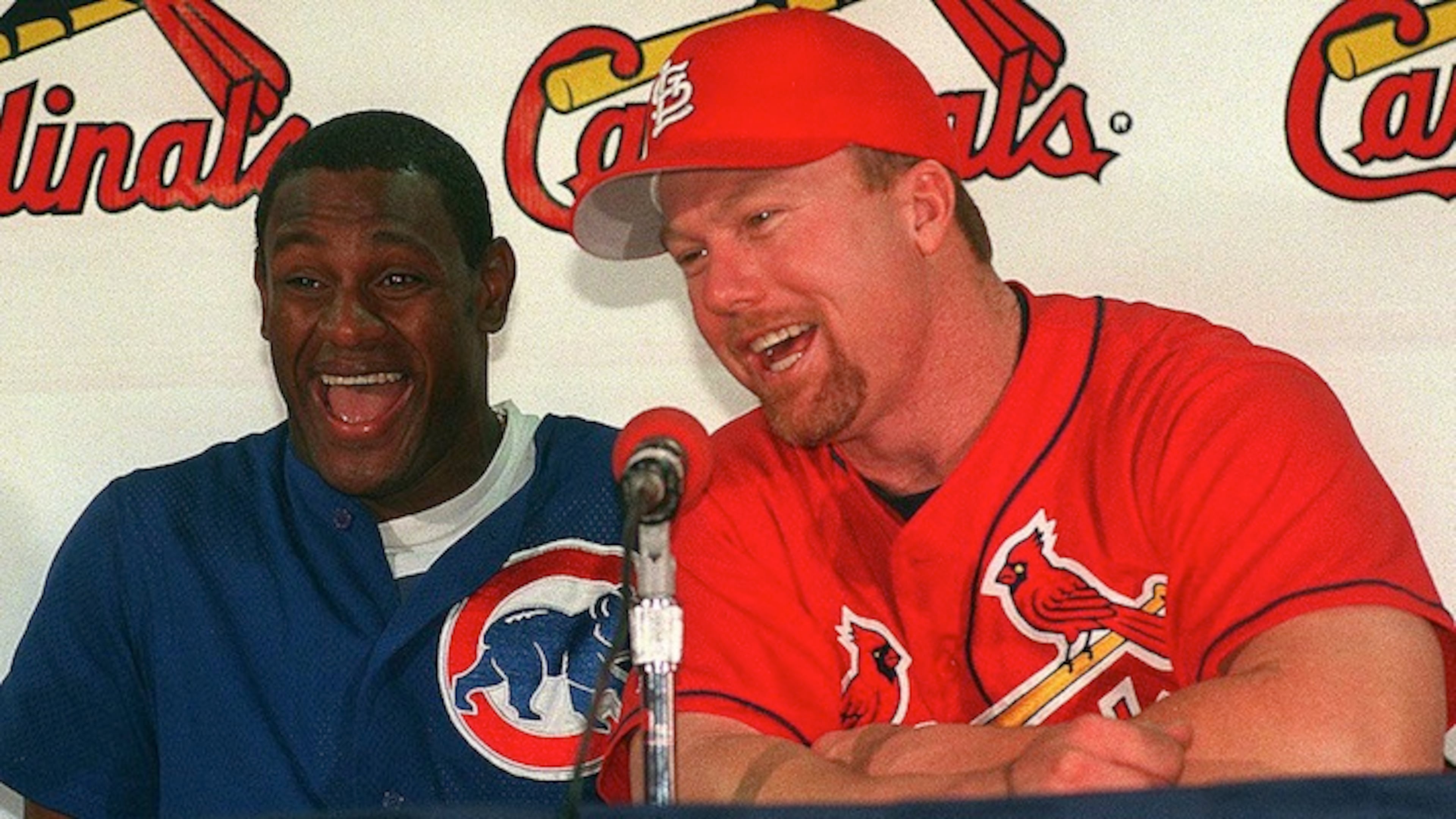 KRT SPORTS STORY SLUGGED: BASEBALL-MCGWIRE KRT PHOTOGRAPH BY CHRISTINA MACIAS/BELLEVILLE NEWS-DEMOCRAT(KRT125-September 8)The Chicago Cubs Sammy Sosa,left, and the St.Louis Cardinals Mark McGwire talk to the media before the beginning of the game on Monday afternoon. 1998 (Horiz) (BND) PL, KD