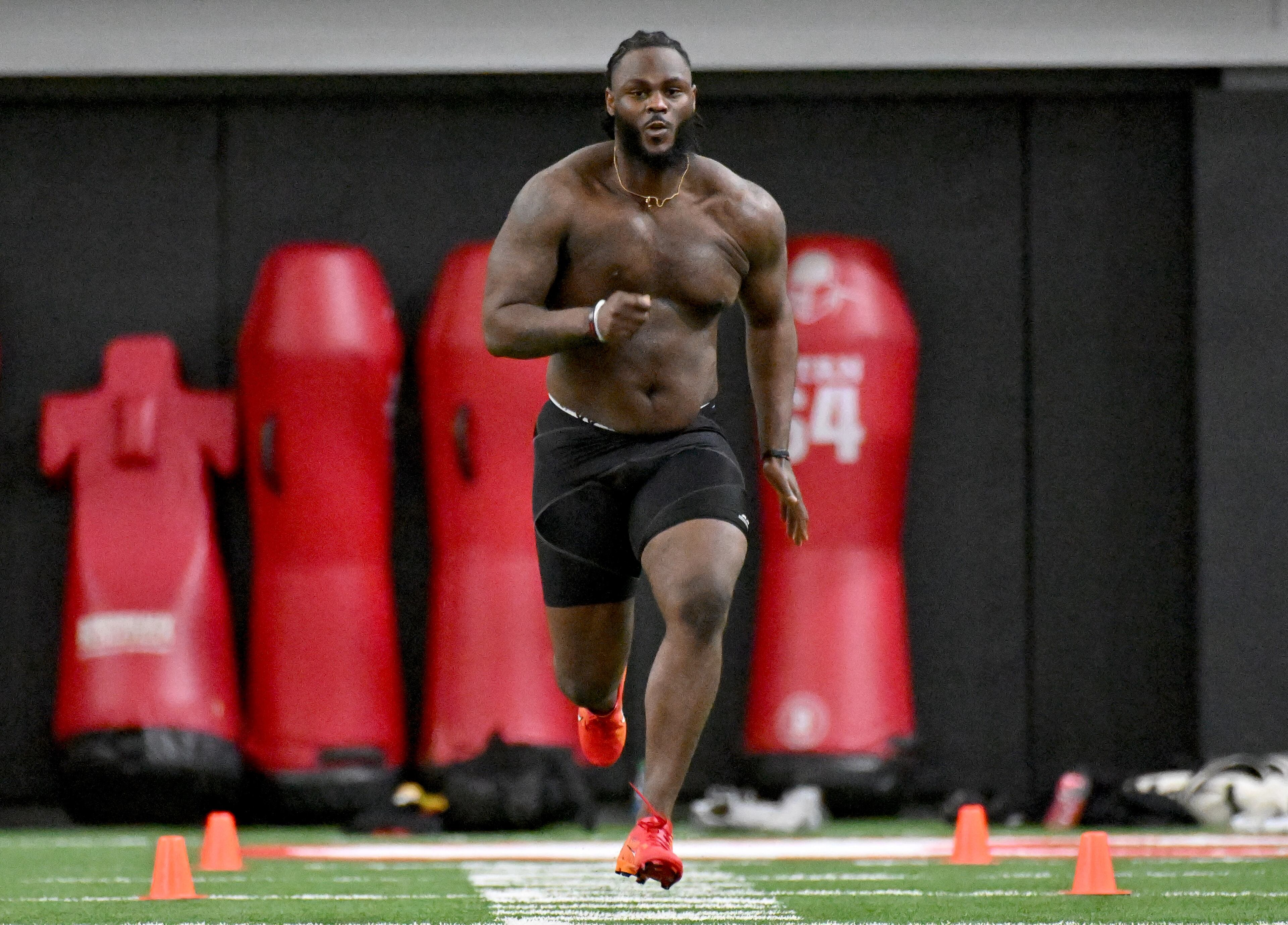 Georgia defensive lineman Tramel Walthour runs a drill. (Hyosub Shin / Hyosub.Shin@ajc.com)