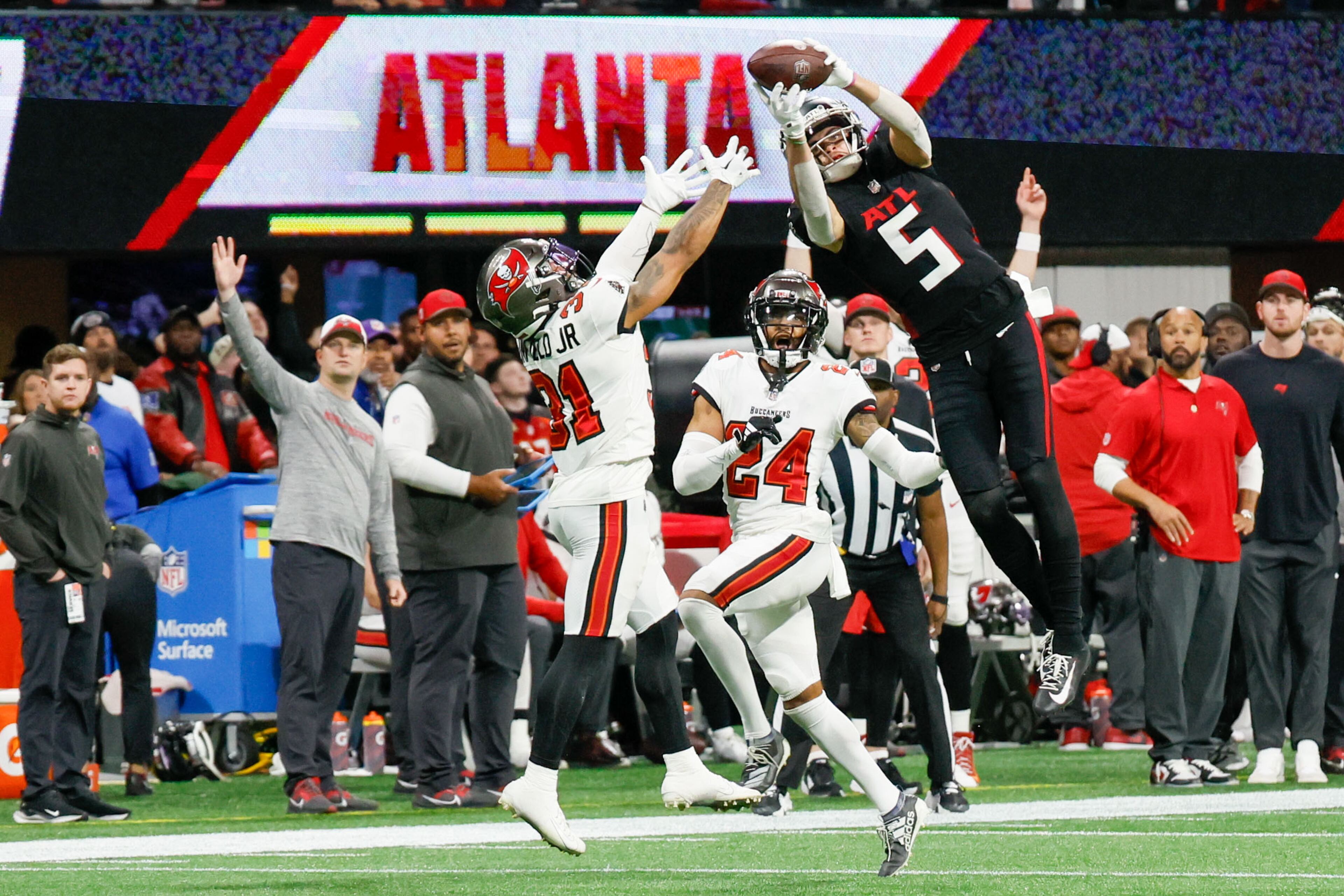 Atlanta Falcons wide receiver Drake London (5) goes up for an impressive reception during the fourth quarter against the Tampa Bay Buccaneers on Sunday, Dec. 10, 2023, at Mercedes-Benz Stadium in Atlanta.
Miguel Martinez/miguel.martinezjimenez@ajc.com