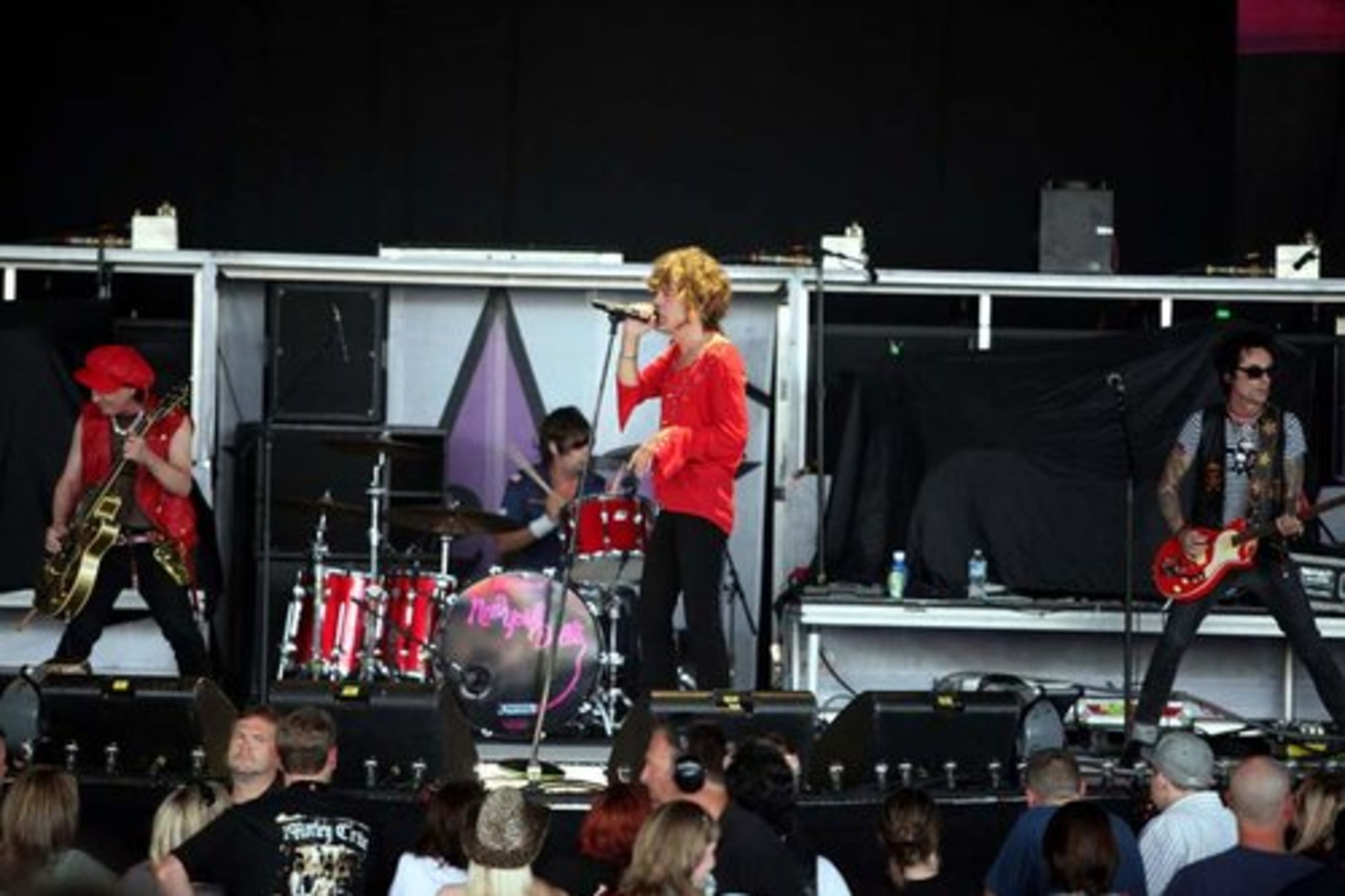 David Johansen and The New York Dolls performing.