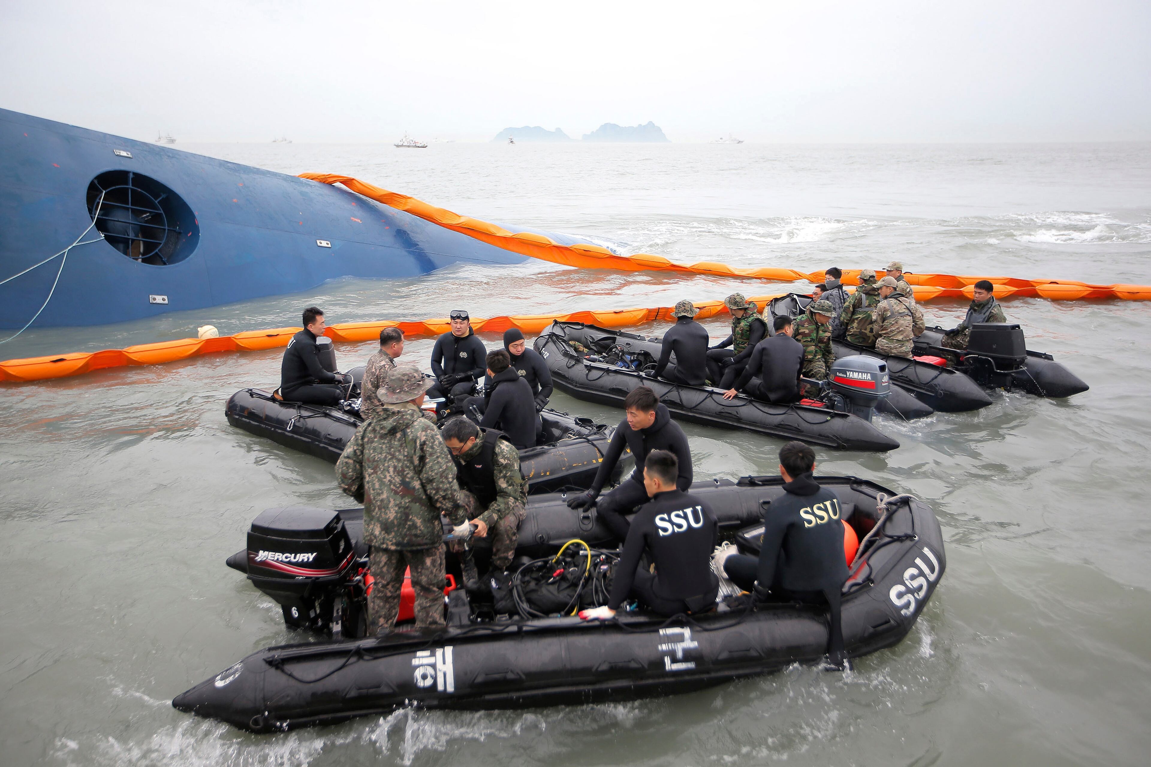 South Korean rescue team members prepare to search for passengers of a ferry sinking off South Korea's southern coast, in the water off the southern coast near Jindo, south of Seoul, South Korea, Thursday, April 17, 2014. Fears rose Thursday for the fate of more than 280 passengers still missing more than 24 hours after their ferry flipped onto its side. (AP Photo/Yonhap)