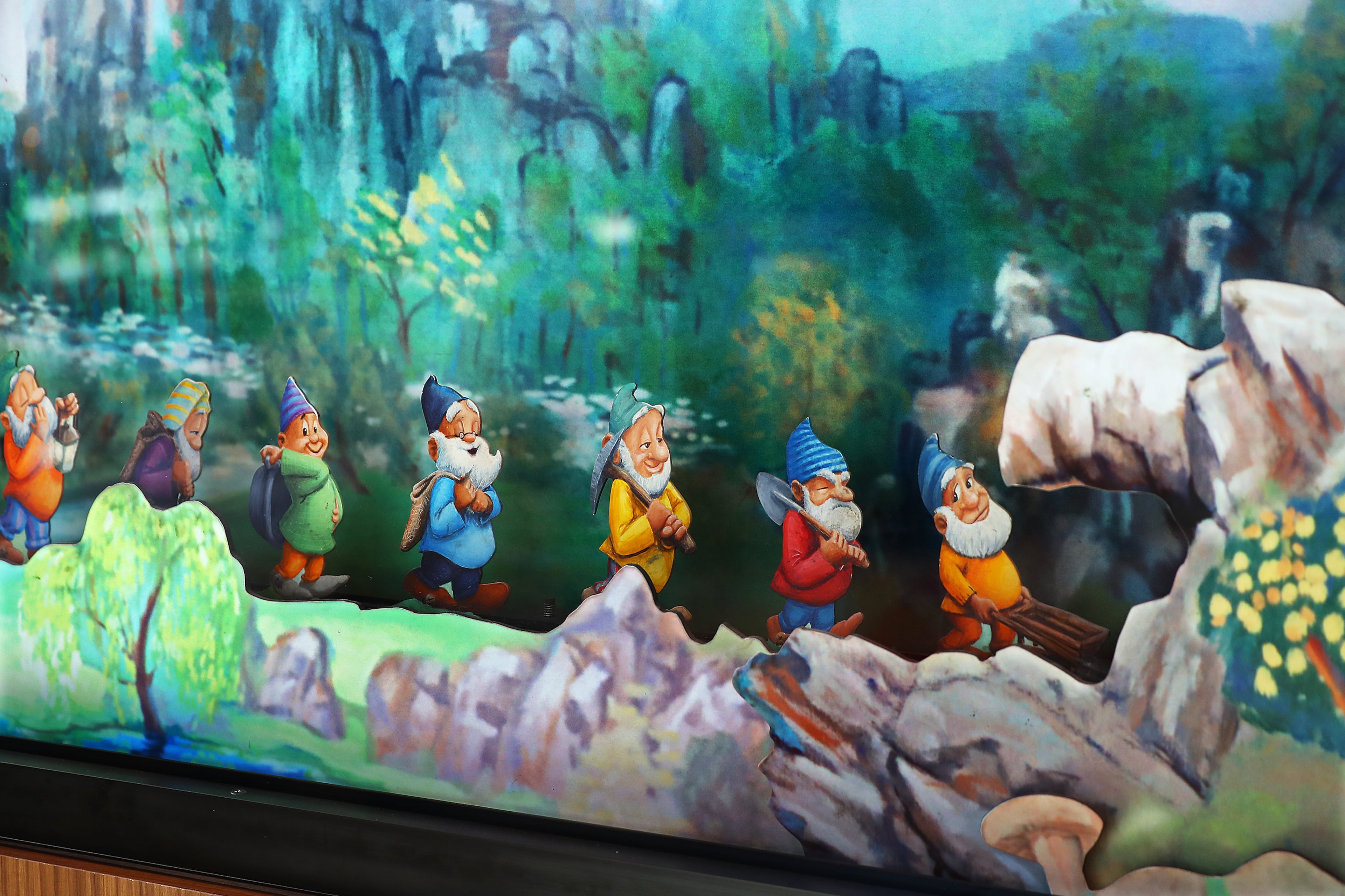 021422 Hapeville: A dwarf display room that was part of the Forest Park building until 1967 has been included on a lobby wall inside the newly renovated Dwarf House, the first of Truett Cathey’s restaurants, on Monday, Feb. 14, 2022, in Hapeville. “Curtis Compton / Curtis.Compton@ajc.com”`