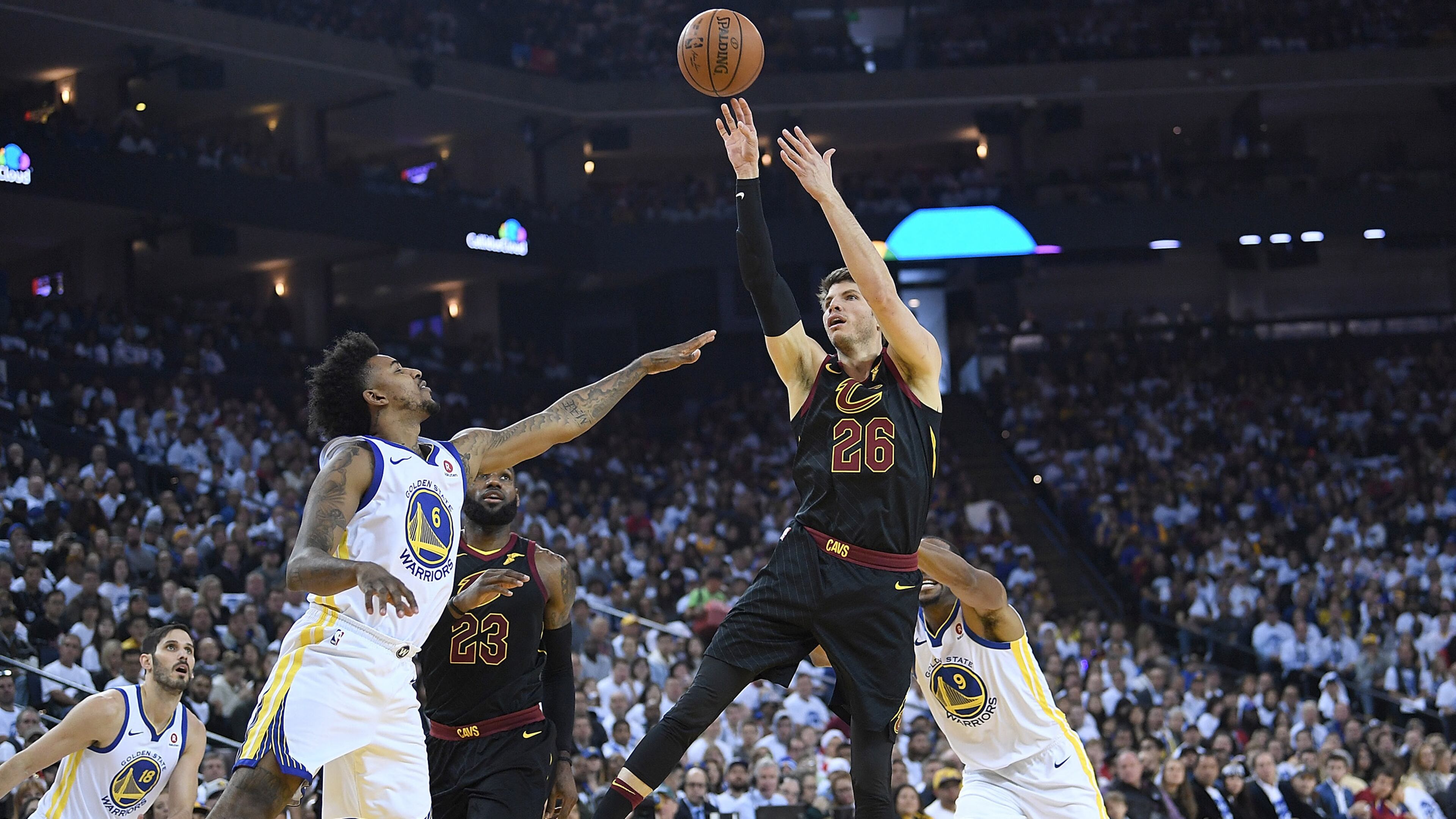 Kyle Korver of the Cleveland Cavaliers shoots over Patrick McCaw of the Golden State Warriors during an NBA basketball game on December 25, 2017 in Oakland, California. (Photo by Thearon W. Henderson/Getty Images)