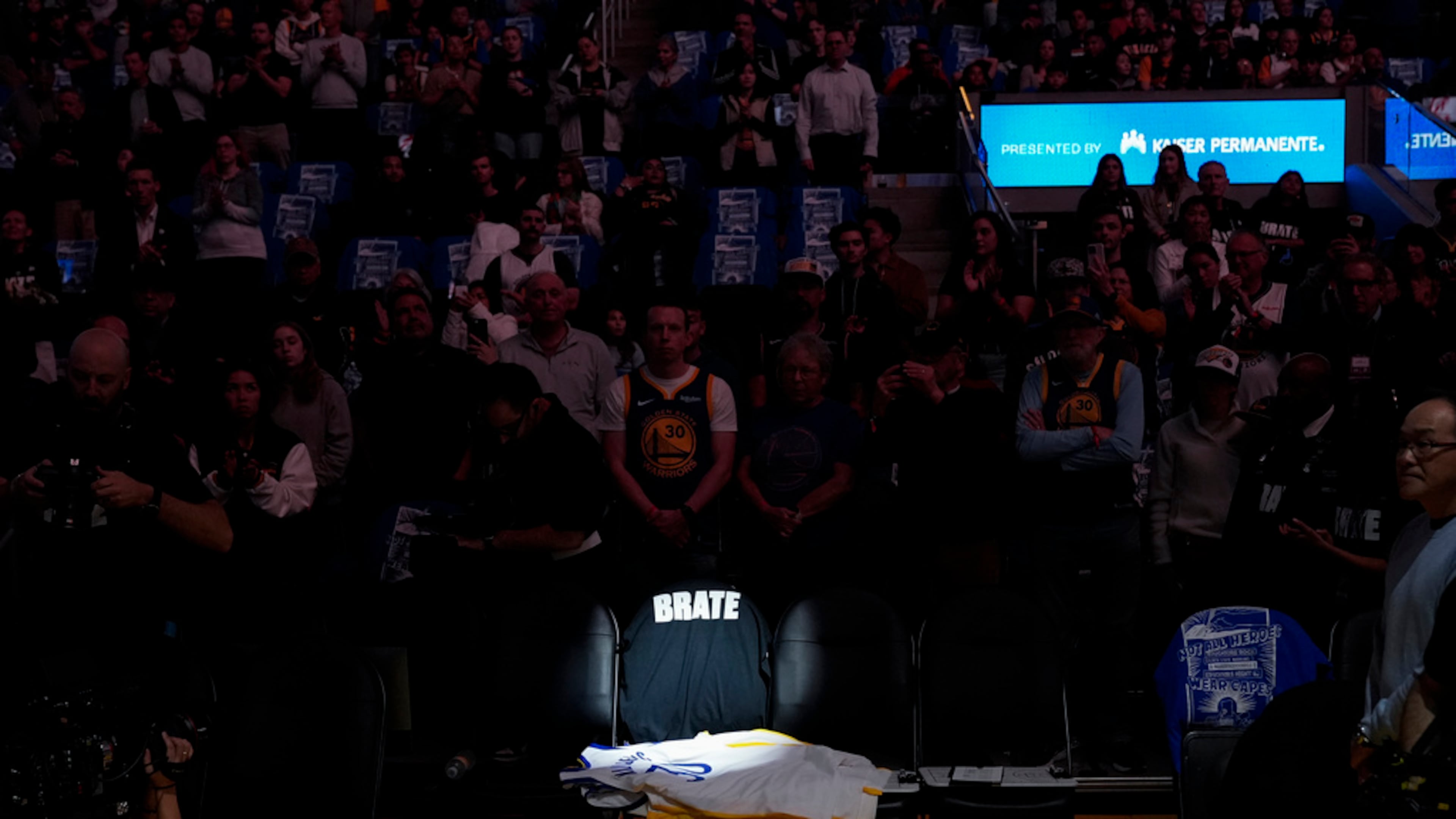 A spotlight shines on the seat of late Golden State Warriors assistant coach Dejan Milojevic, who died Jan. 17 after suffering a heart attack, before an NBA basketball game between the Warriors and the Atlanta Hawks, Wednesday, Jan. 24, 2024, in San Francisco. (AP Photo/Godofredo A. Vásquez)