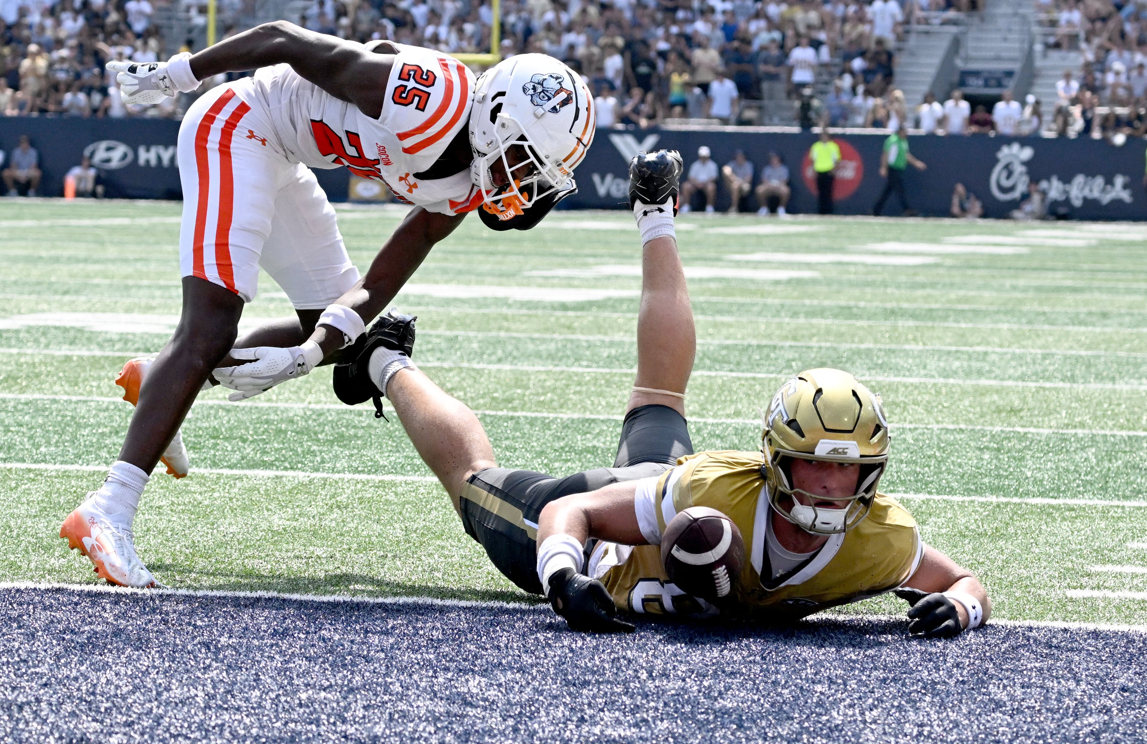 Georgia Tech tight end Kevin Roche Jr. (86) is not able to complete the catch under pressure from Mercer linebacker Evin McDowell (25) during the first half in an NCAA college football game at Bobby Dodd Stadium on Saturday, Sept. 19, 2026, in Atlanta. (Hyosub Shin/AJC)